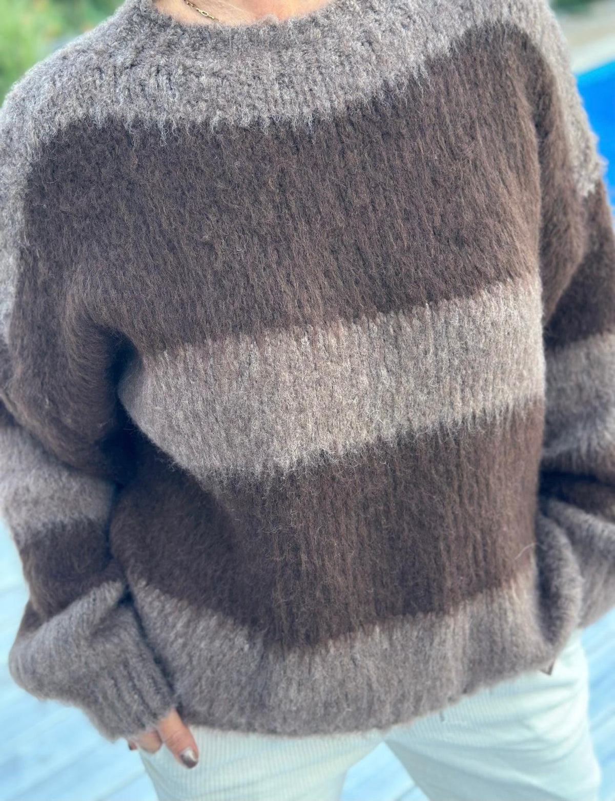 MOCHA STRIPES – Kuscheliger Streifenpullover in warmen Brauntönen