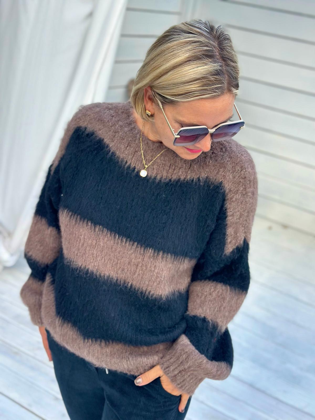 DARK CHOCOLATE – Flauschiger Streifenpullover in Schwarz & Taupe