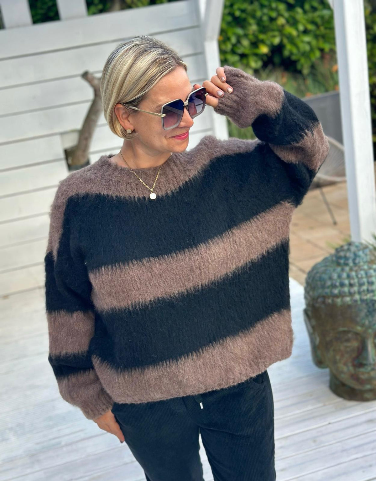DARK CHOCOLATE – Flauschiger Streifenpullover in Schwarz & Taupe