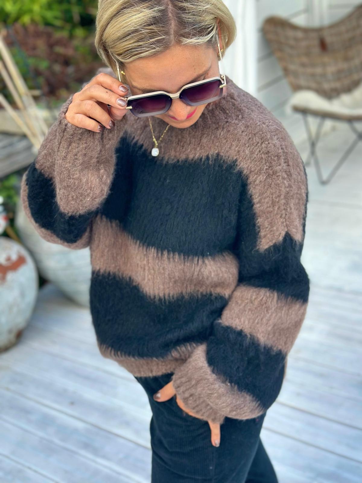 DARK CHOCOLATE – Flauschiger Streifenpullover in Schwarz & Taupe