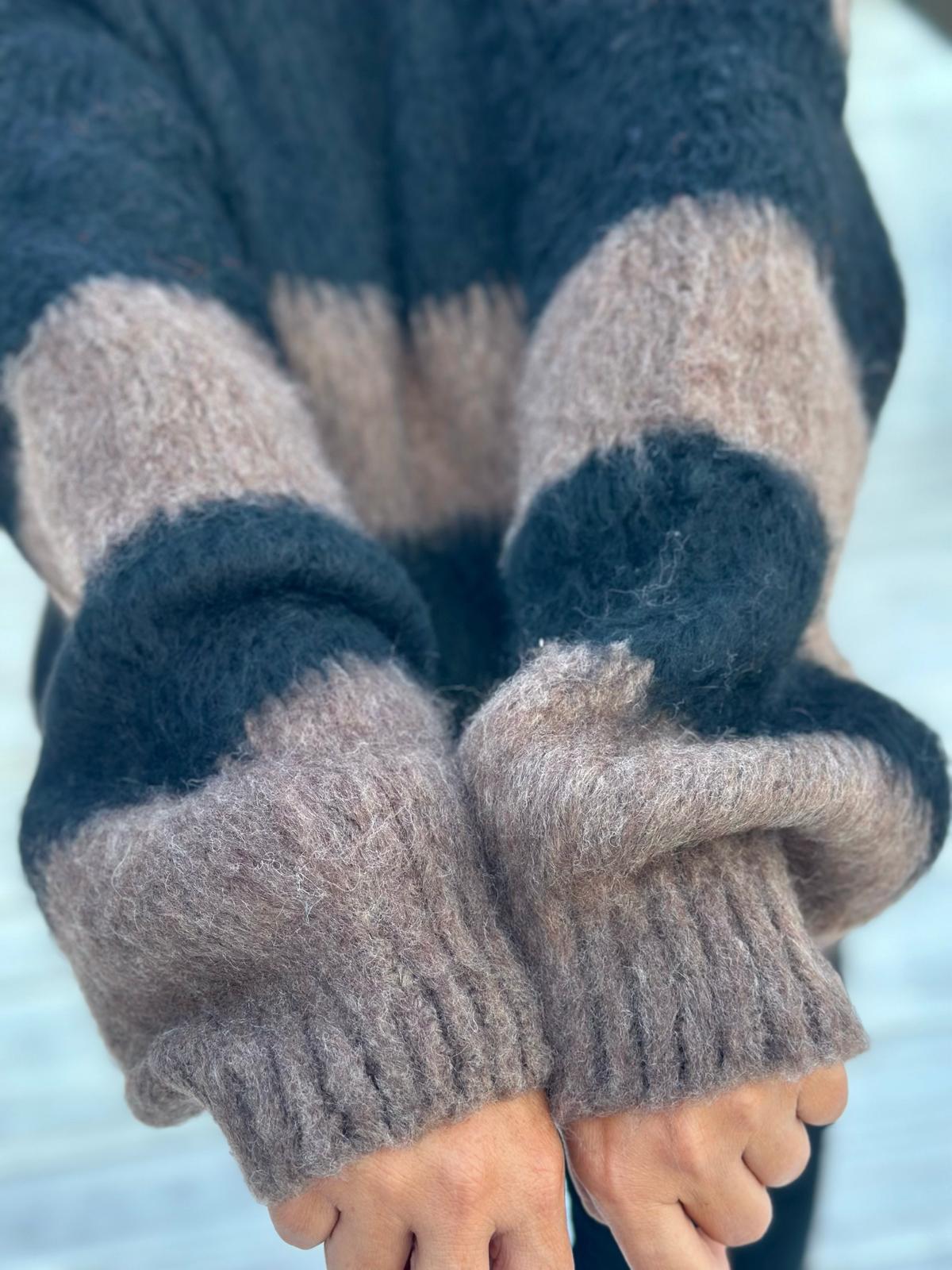DARK CHOCOLATE – Flauschiger Streifenpullover in Schwarz & Taupe