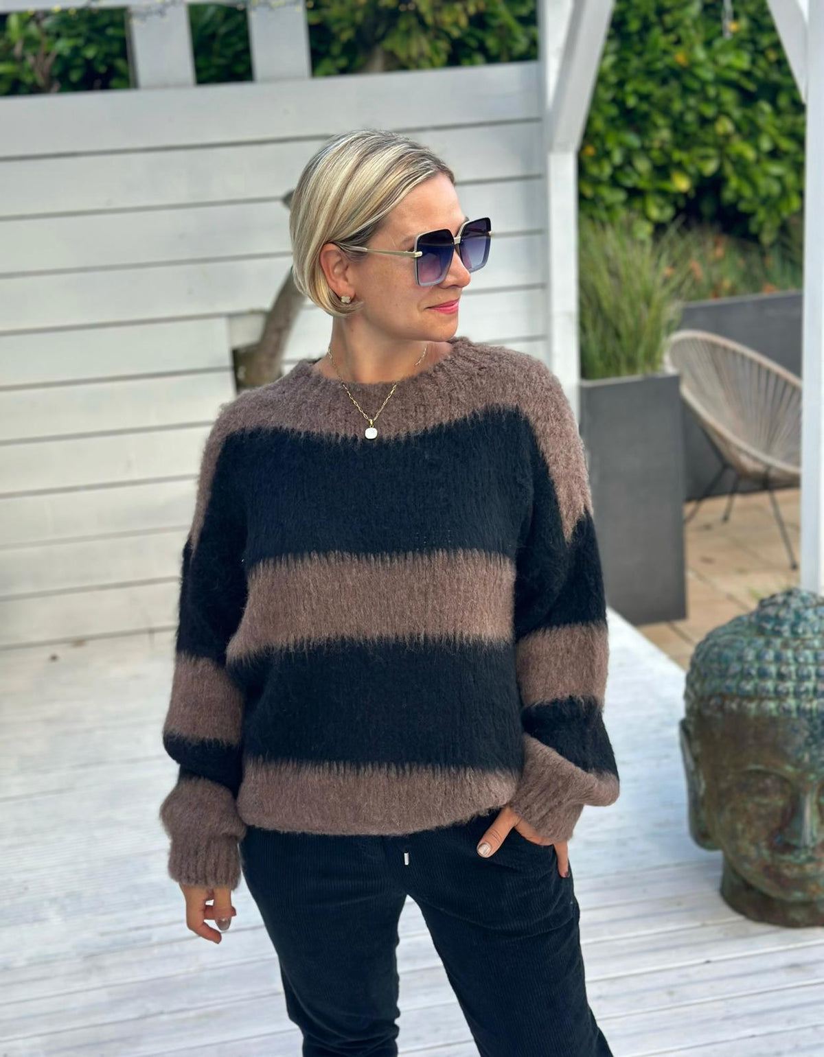 DARK CHOCOLATE – Flauschiger Streifenpullover in Schwarz & Taupe