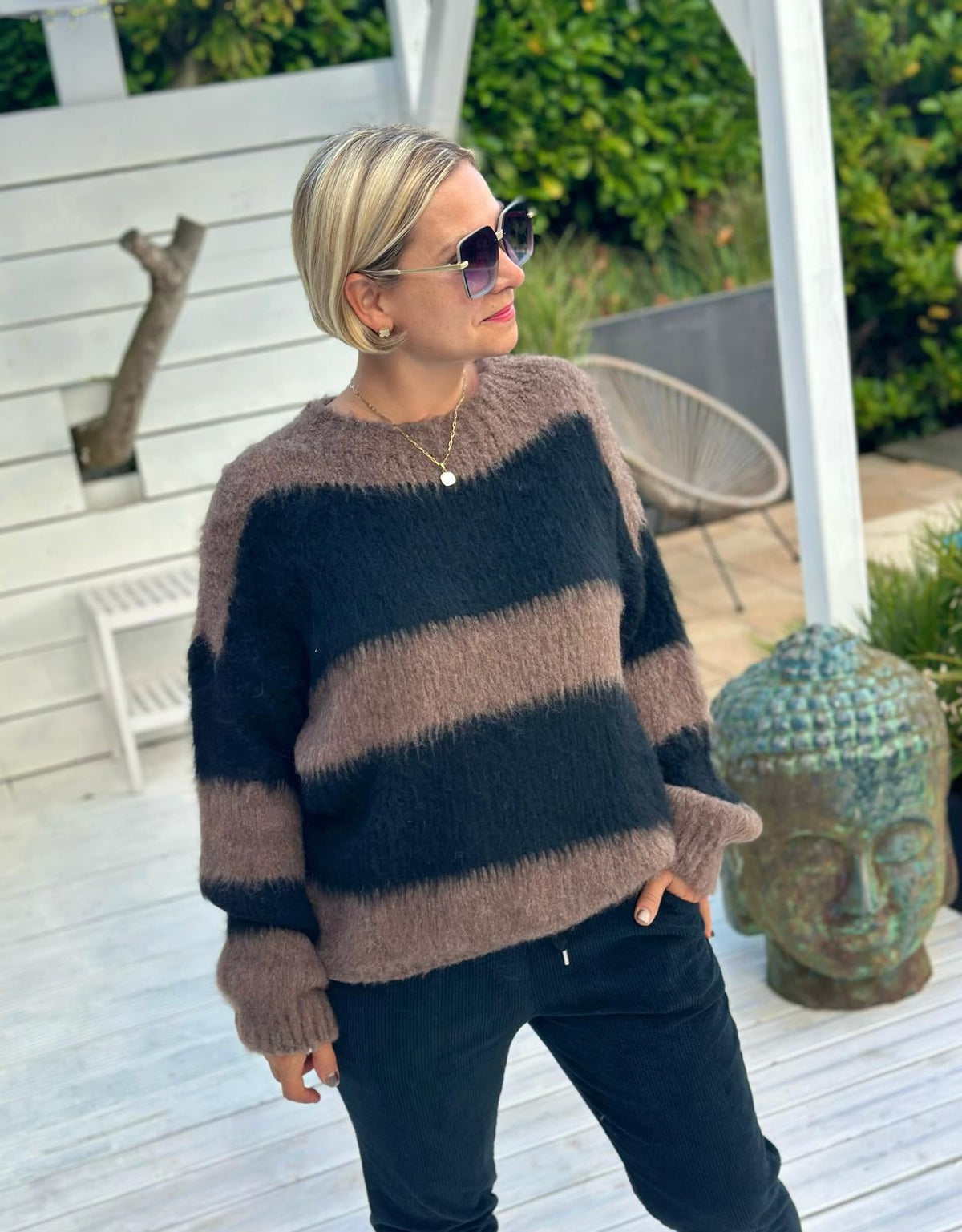 DARK CHOCOLATE – Flauschiger Streifenpullover in Schwarz & Taupe