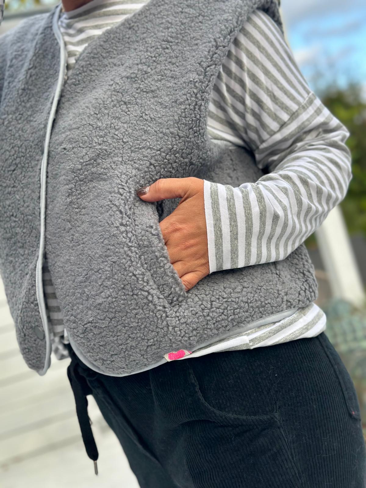 TEDDY LOVE – Kuschelige Teddy-Weste mit Druckknöpfen in Grau