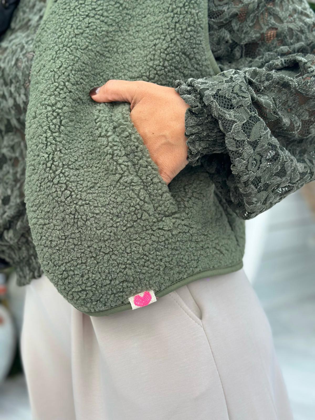TEDDY LOVE – Kuschelige Teddy-Weste mit Druckknöpfen in Oliv