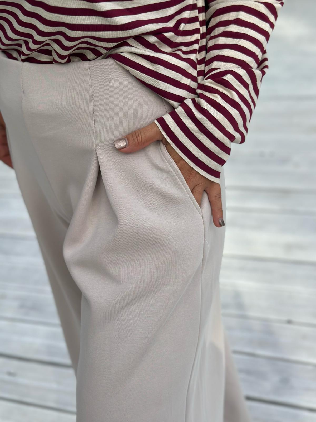 Butterstoff Wide Leg Hose mit Bundfalten in Cremé