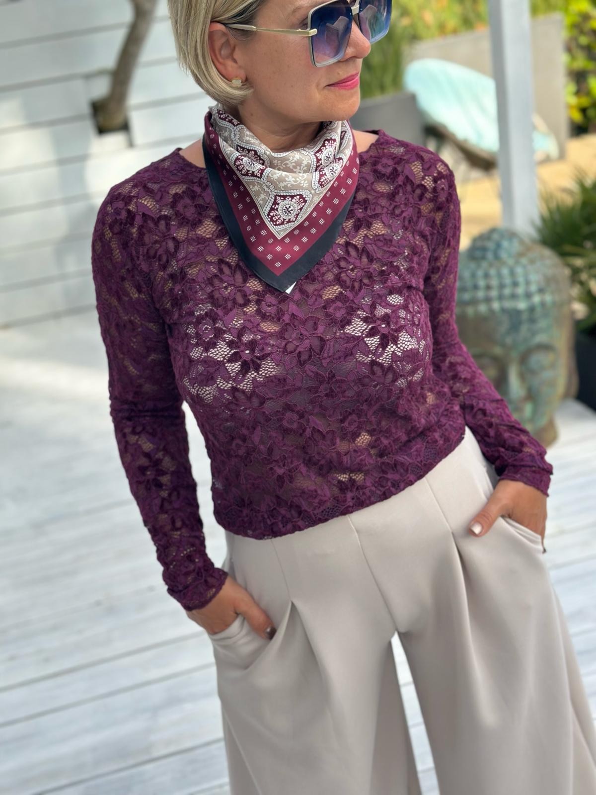 BORDEAUX LACE – Elegantes Langarmshirt mit floraler Spitze