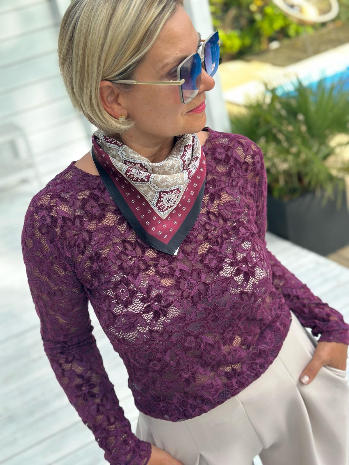 BORDEAUX LACE – Elegantes Langarmshirt mit floraler Spitze