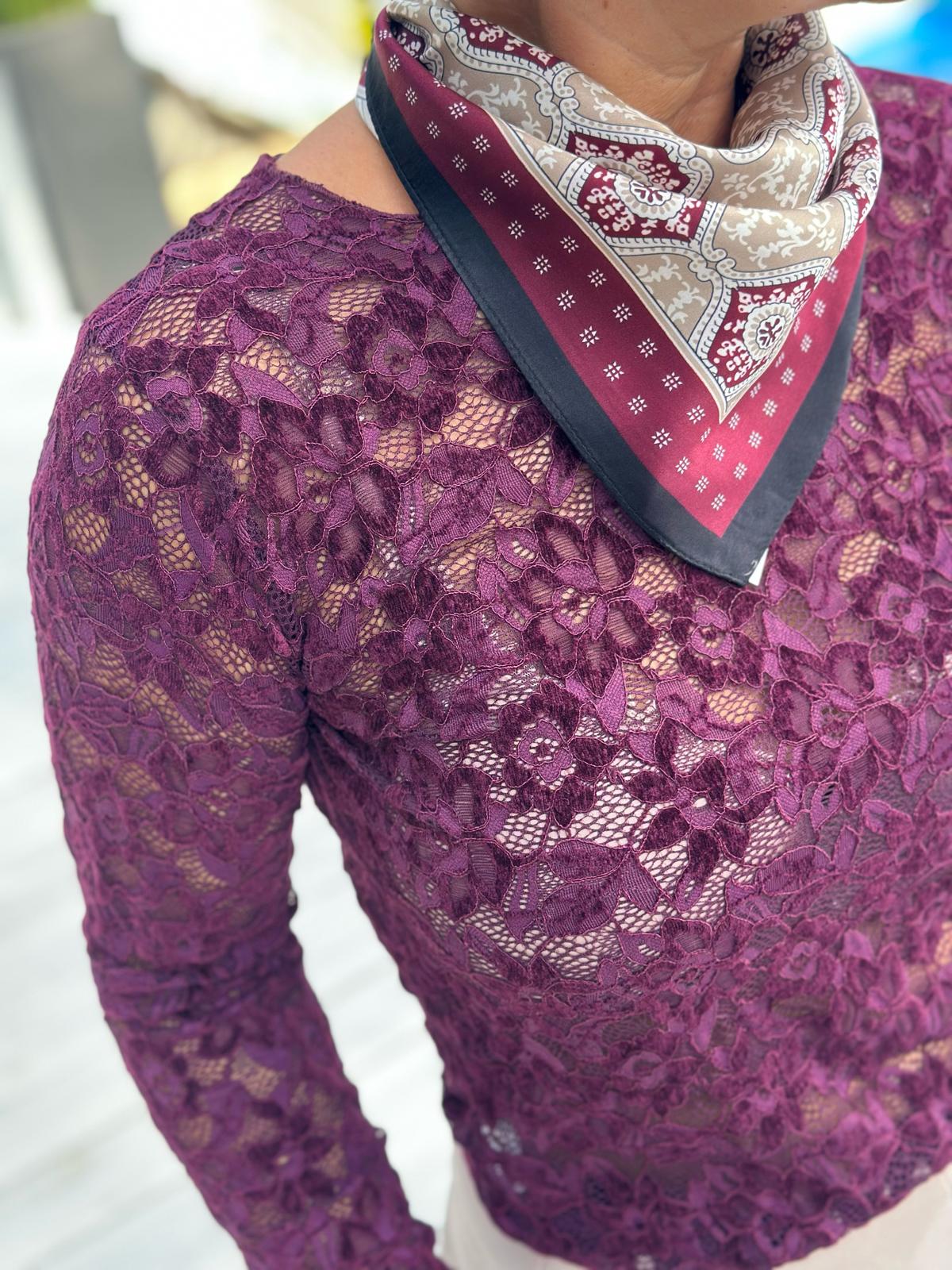 BORDEAUX LACE – Elegantes Langarmshirt mit floraler Spitze
