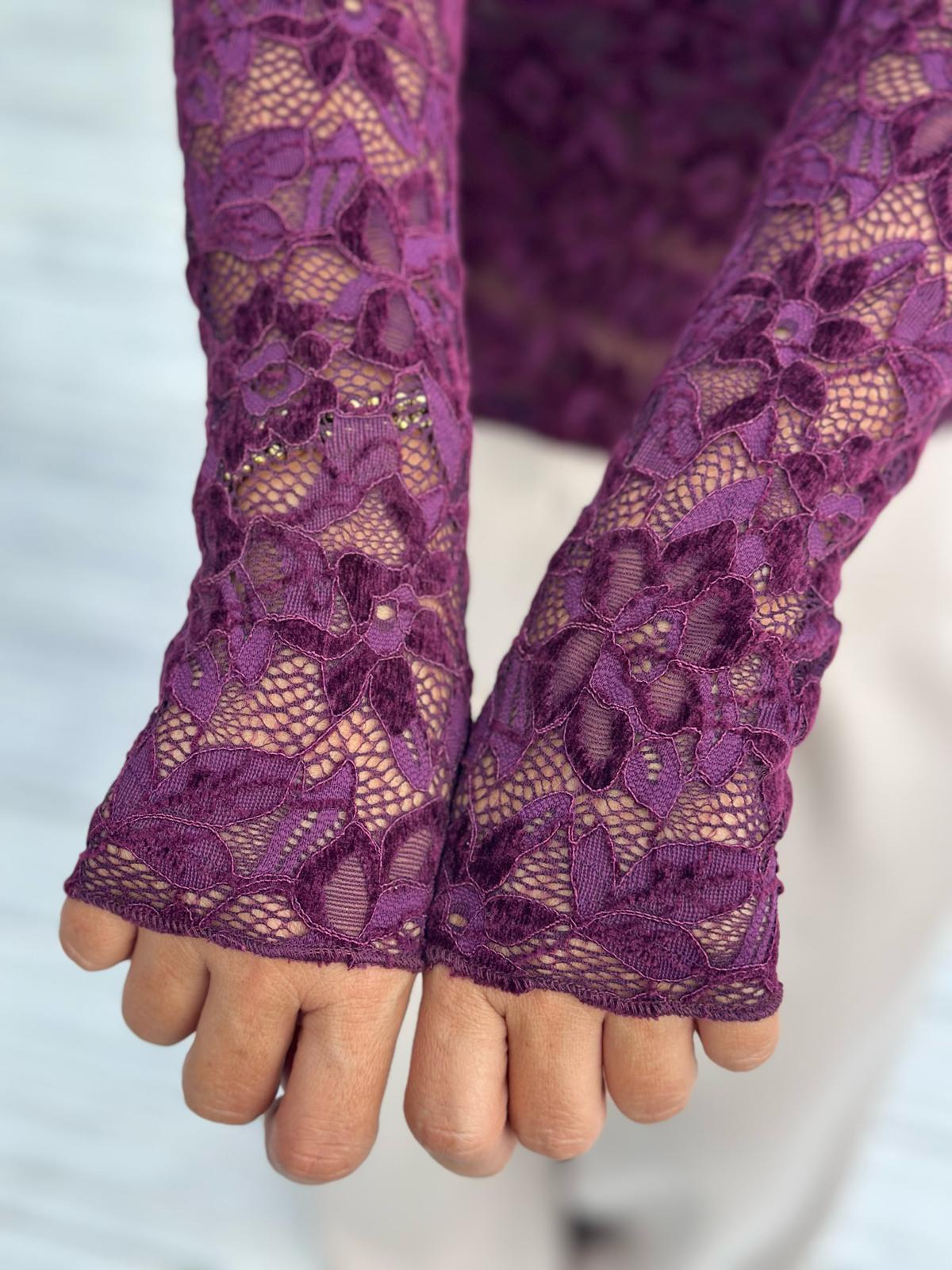 BORDEAUX LACE – Elegantes Langarmshirt mit floraler Spitze