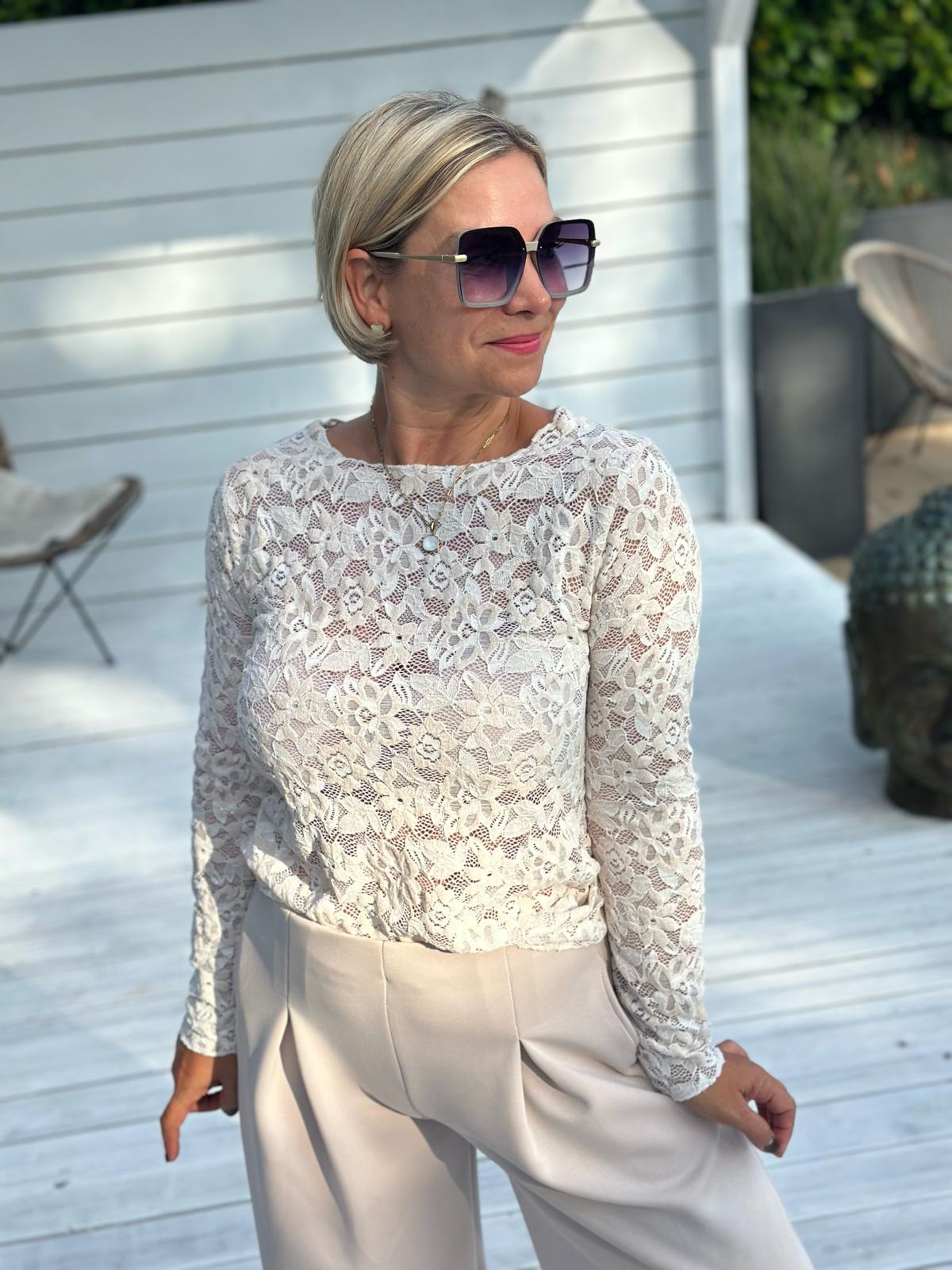 CREMÈ LACE – Elegantes Langarmshirt mit floraler Spitze