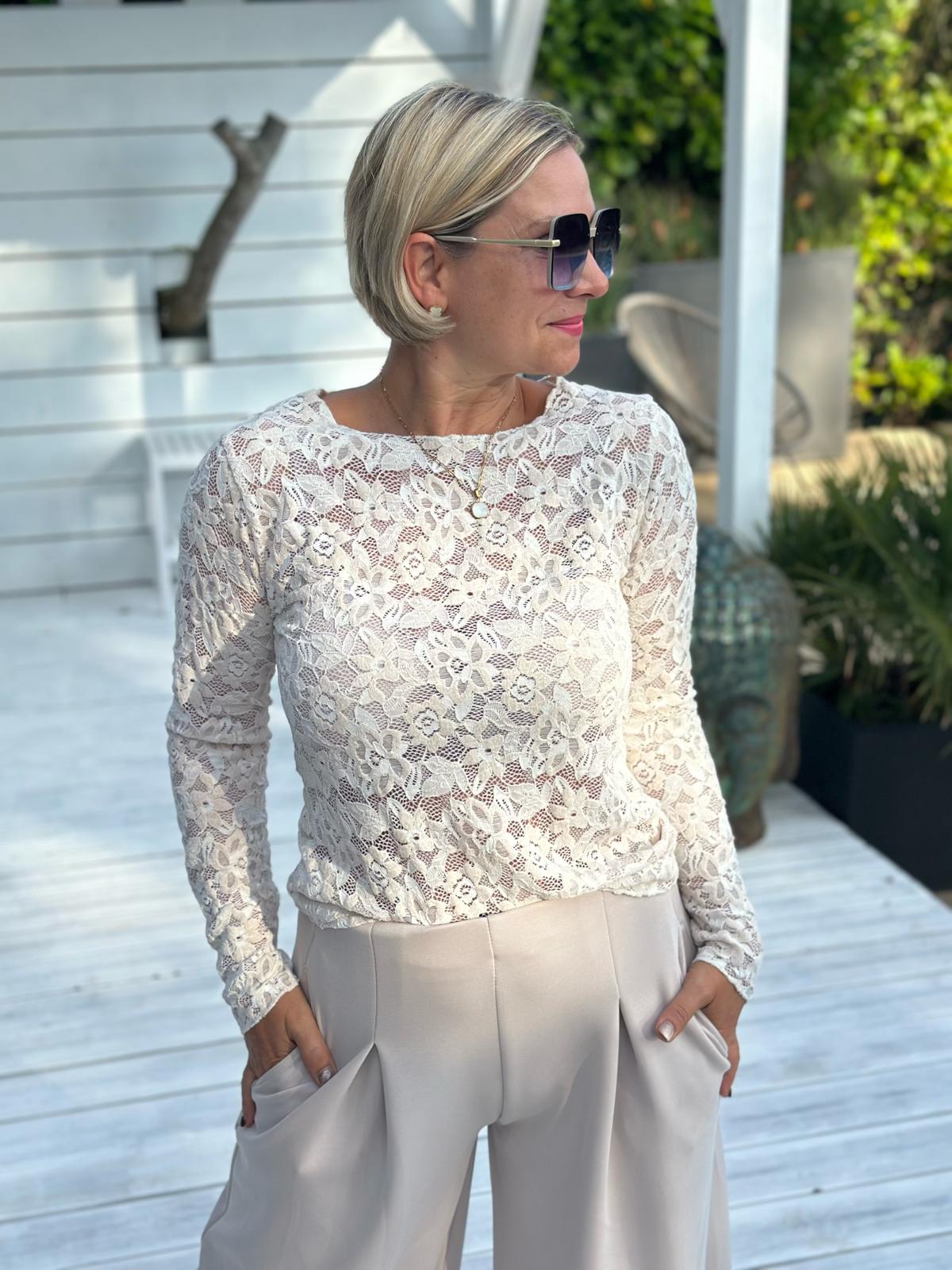 CREMÈ LACE – Elegantes Langarmshirt mit floraler Spitze
