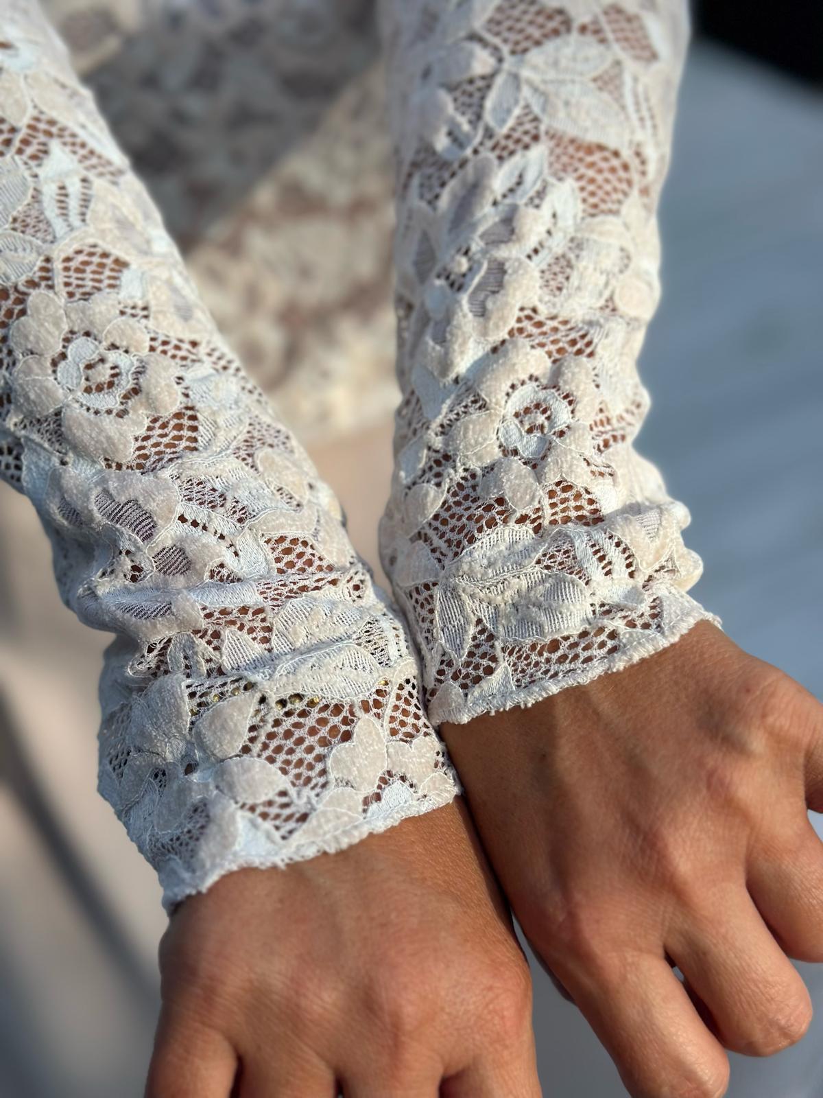 CREMÈ LACE – Elegantes Langarmshirt mit floraler Spitze