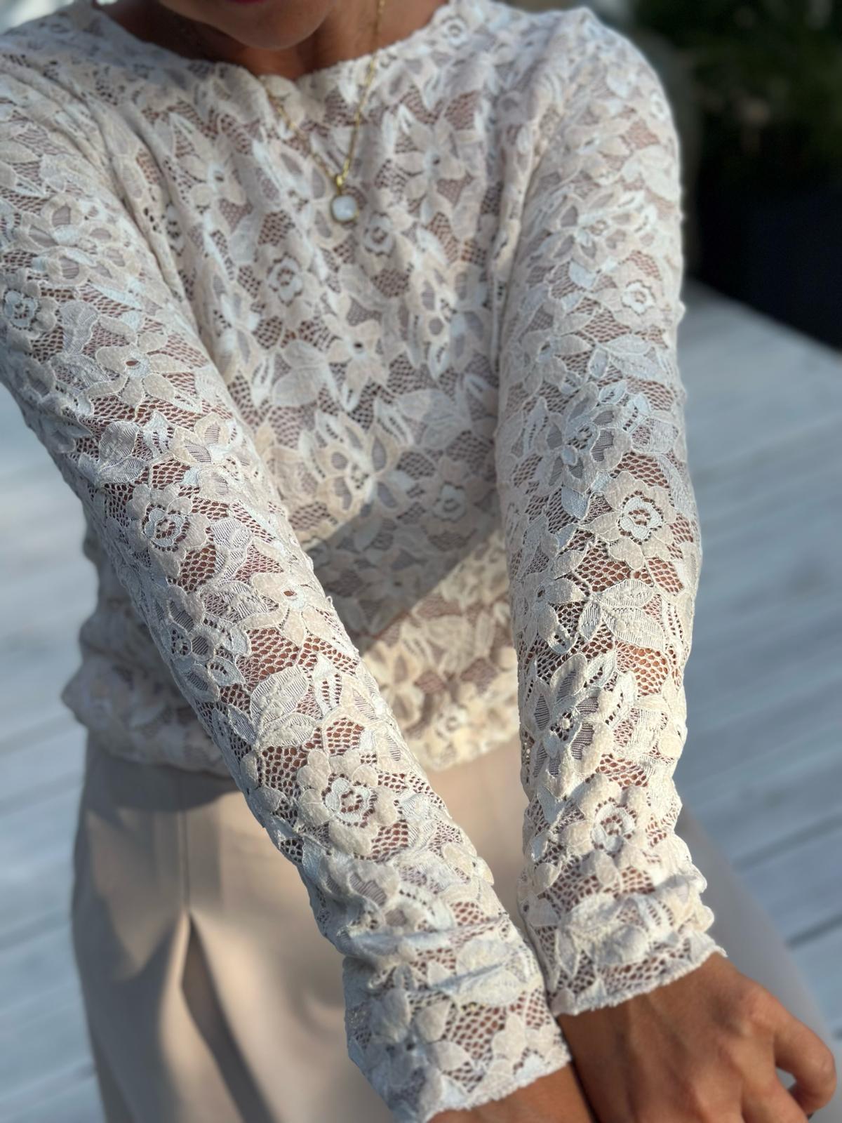 CREMÈ LACE – Elegantes Langarmshirt mit floraler Spitze