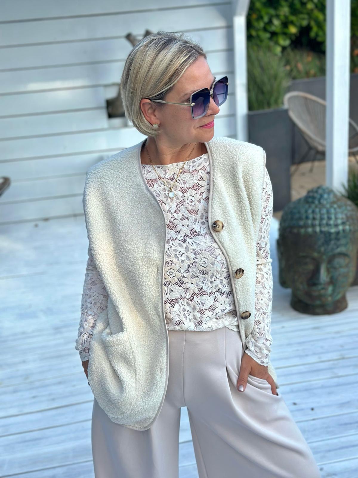 COZY TEDDY LOVE – Kuschelige Teddyweste in Creme
