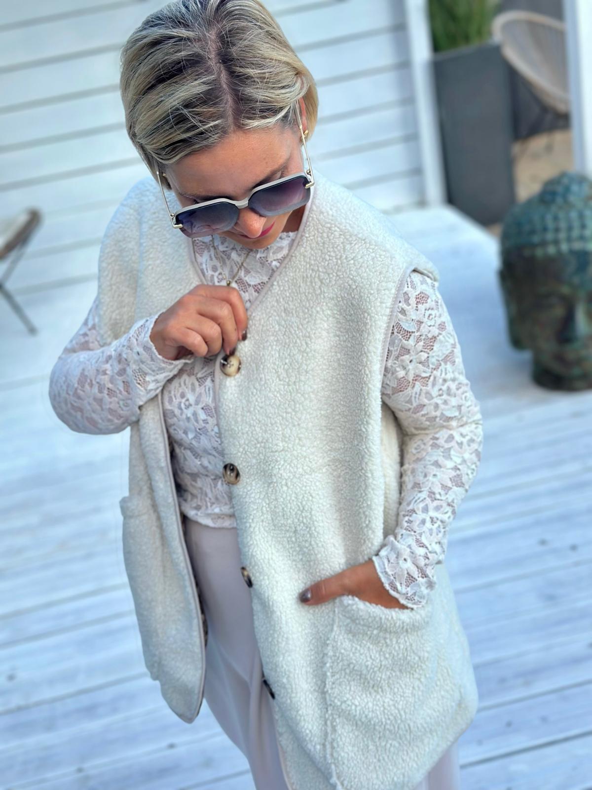 COZY TEDDY LOVE – Kuschelige Teddyweste in Creme