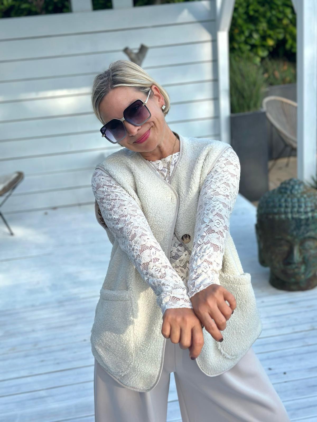COZY TEDDY LOVE – Kuschelige Teddyweste in Creme