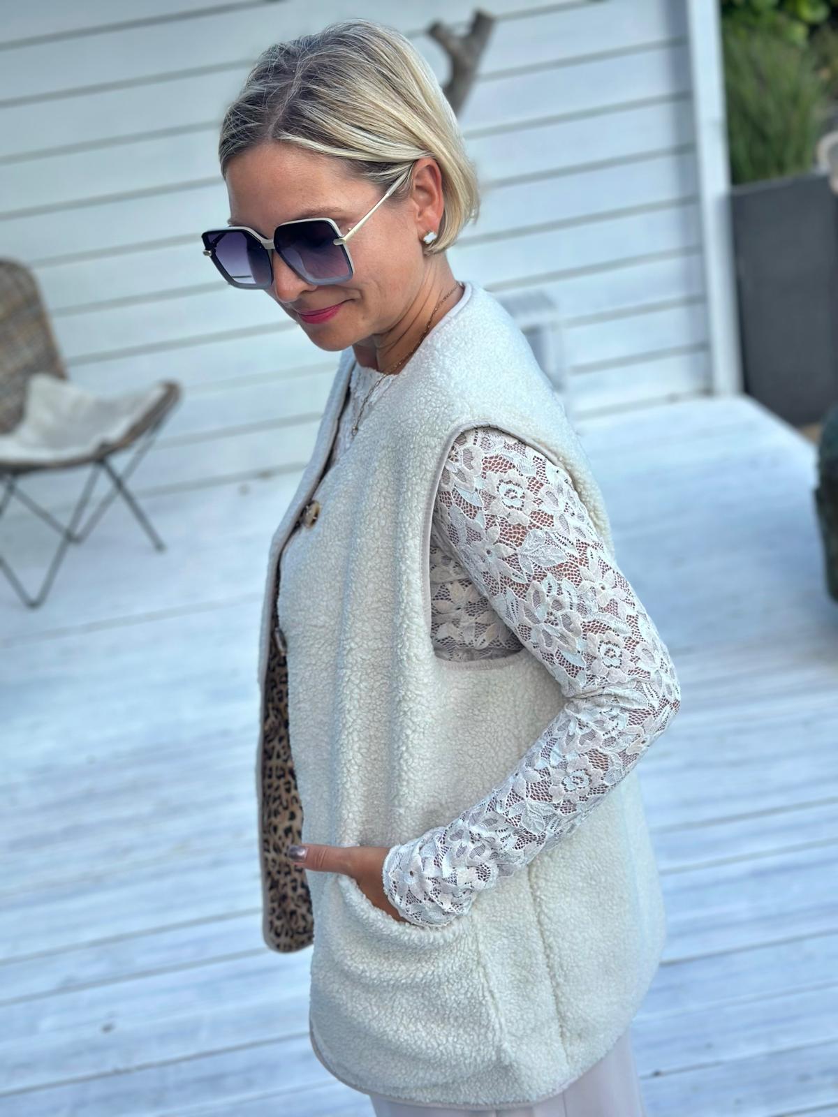 COZY TEDDY LOVE – Kuschelige Teddyweste in Creme