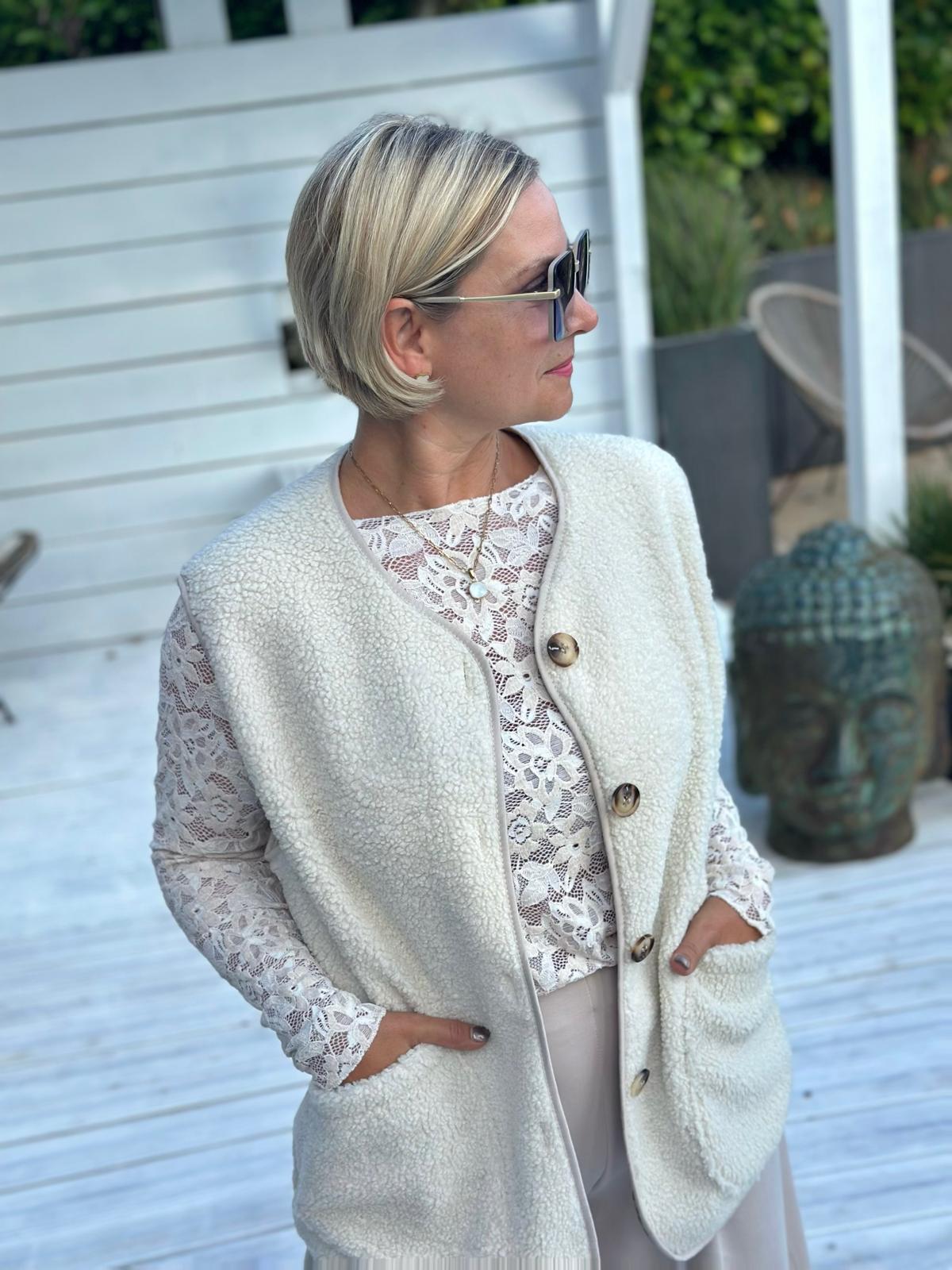 COZY TEDDY LOVE – Kuschelige Teddyweste in Creme