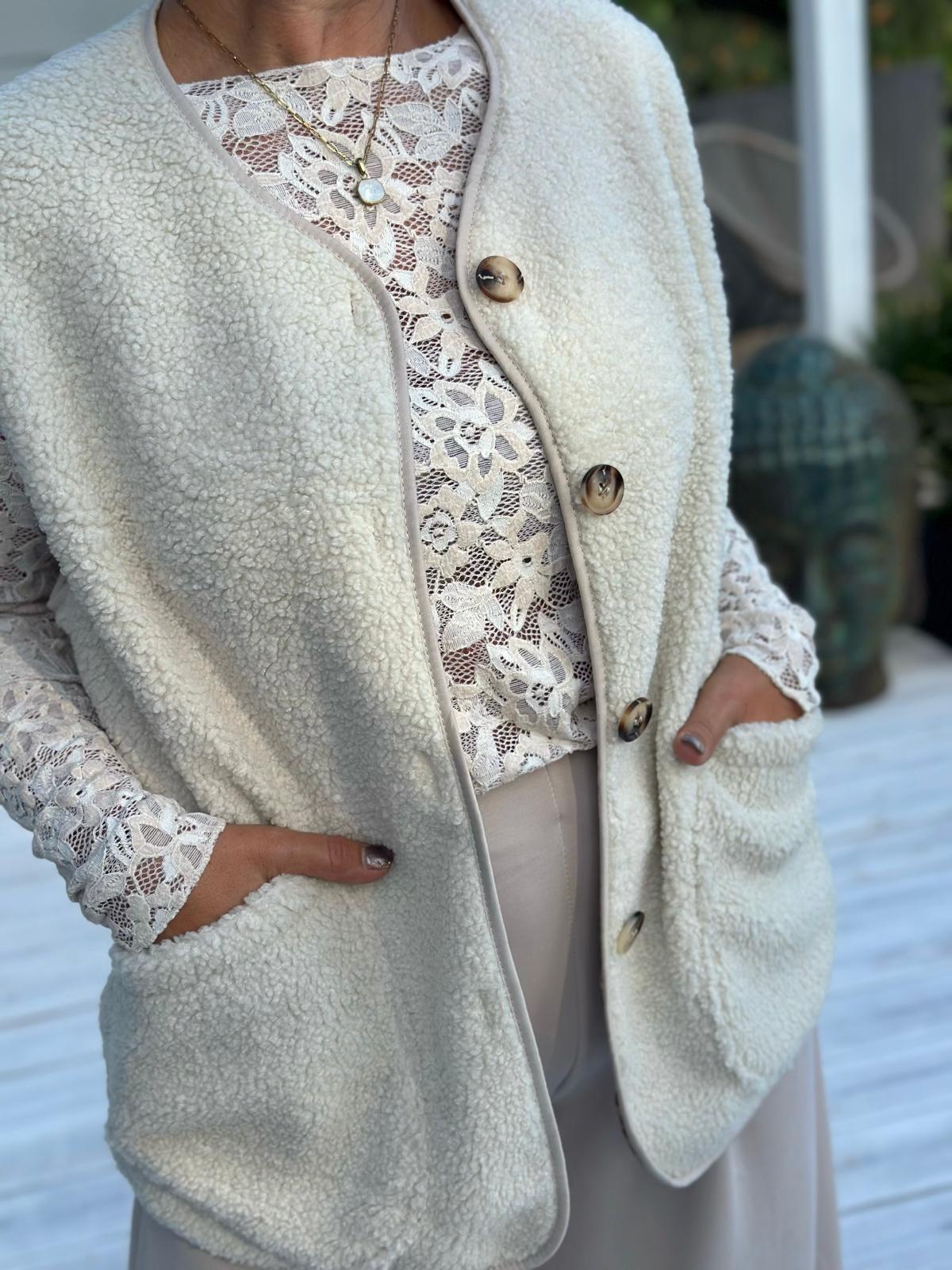 COZY TEDDY LOVE – Kuschelige Teddyweste in Creme