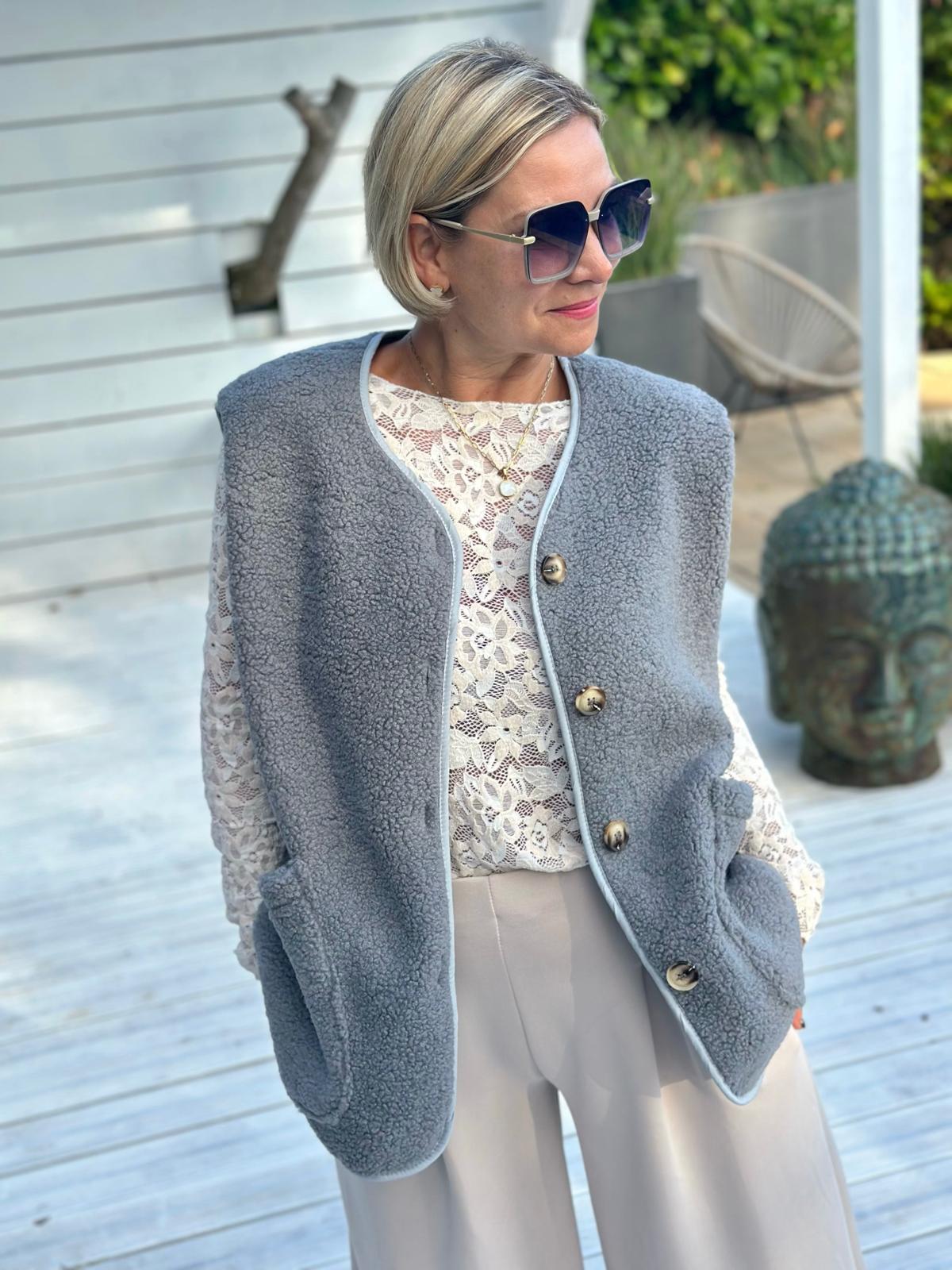 COZY TEDDY LOVE – Kuschelige Teddyweste in Steingrau