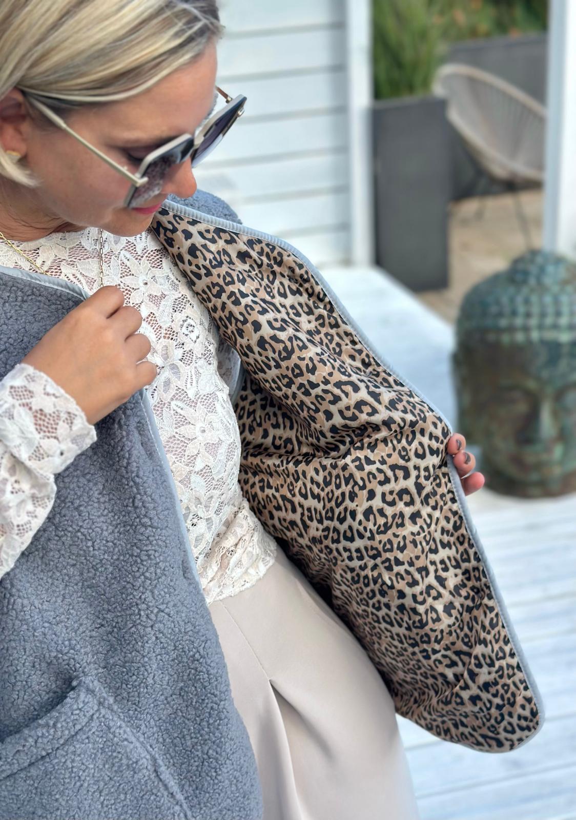 COZY TEDDY LOVE – Kuschelige Teddyweste in Steingrau