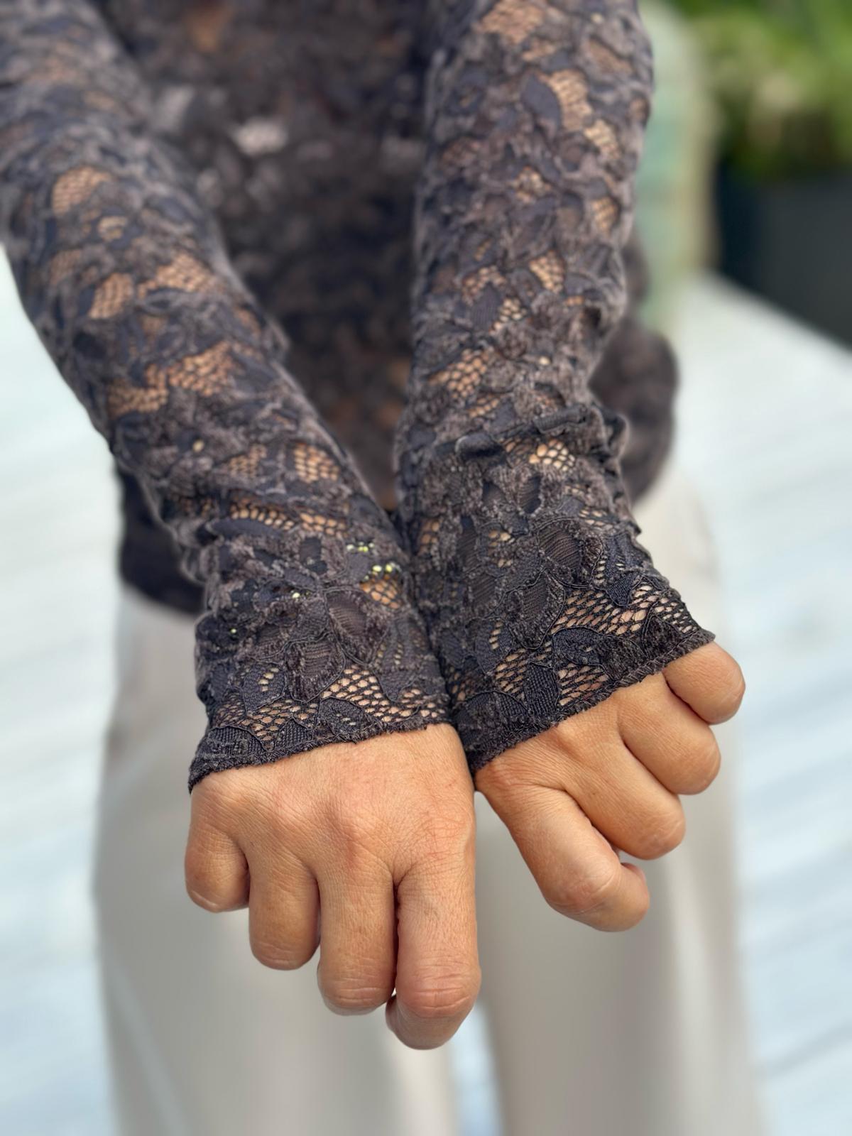 MARRONE LACE – Elegantes Langarmshirt mit floraler Spitze