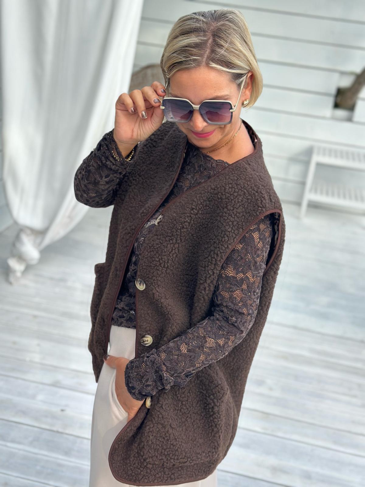 COZY TEDDY LOVE – Kuschelige Teddyweste in Schoko
