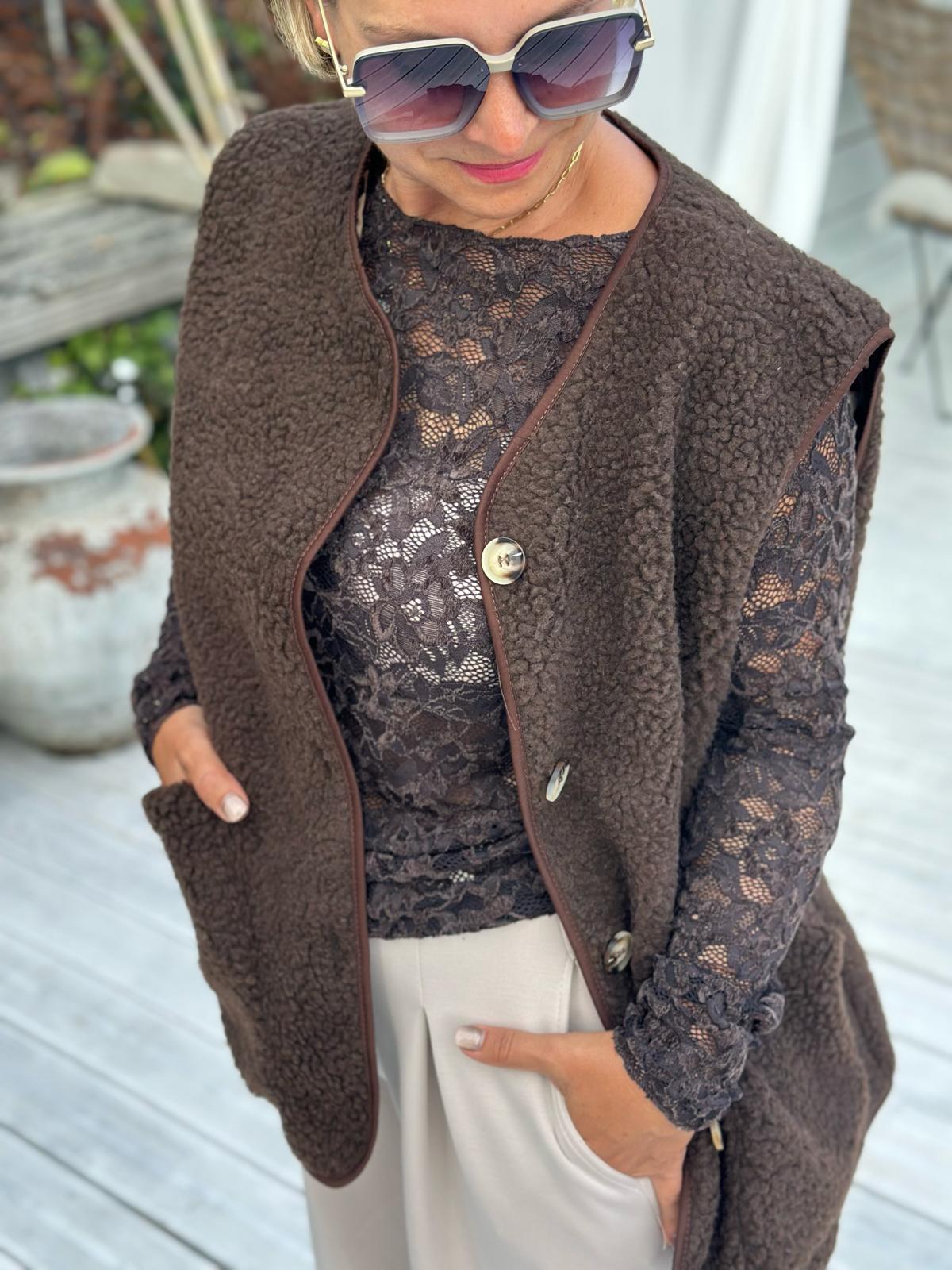 COZY TEDDY LOVE – Kuschelige Teddyweste in Schoko