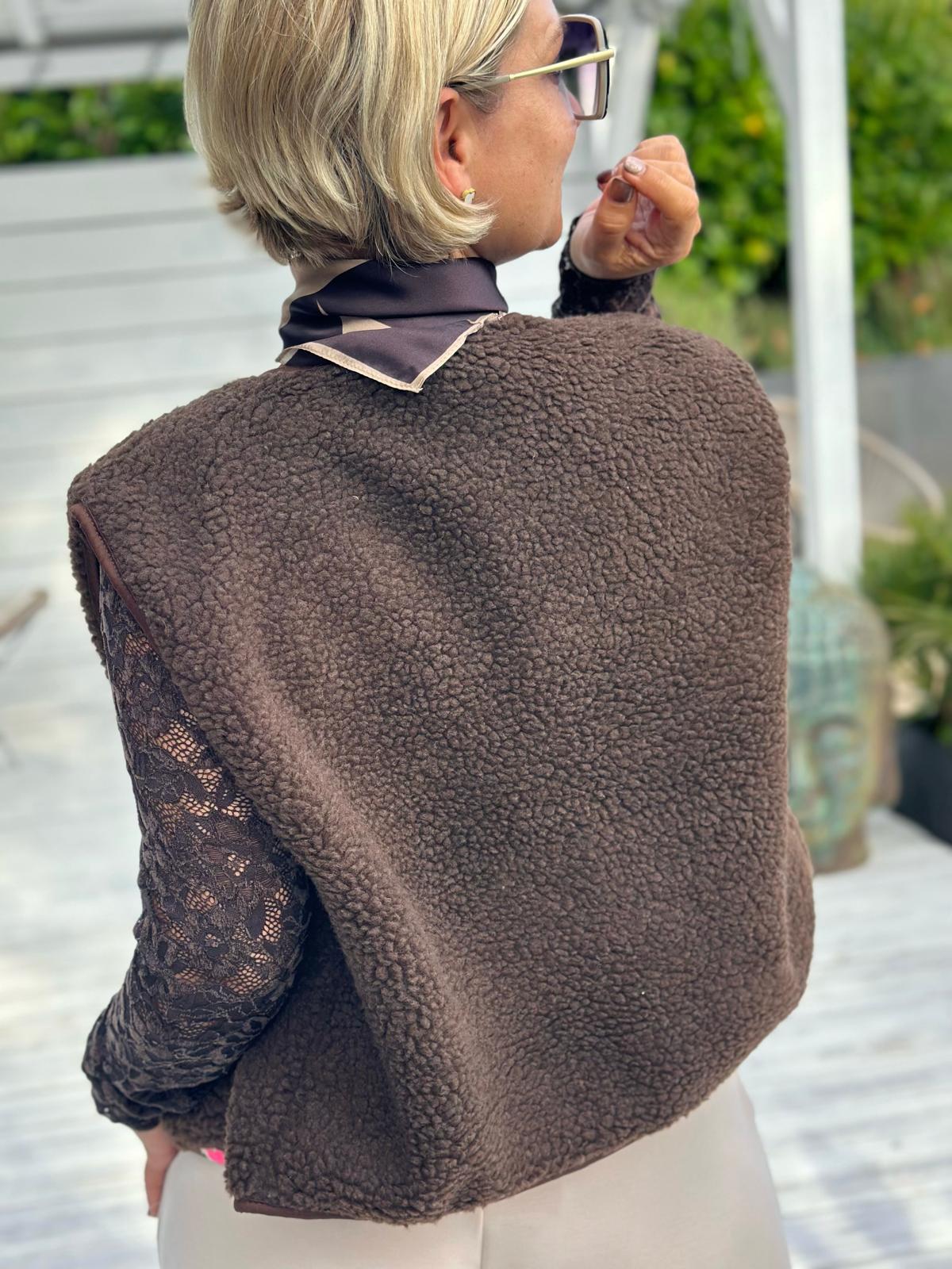 TEDDY LOVE – Kuschelige Teddy-Weste mit Druckknöpfen in Schoko