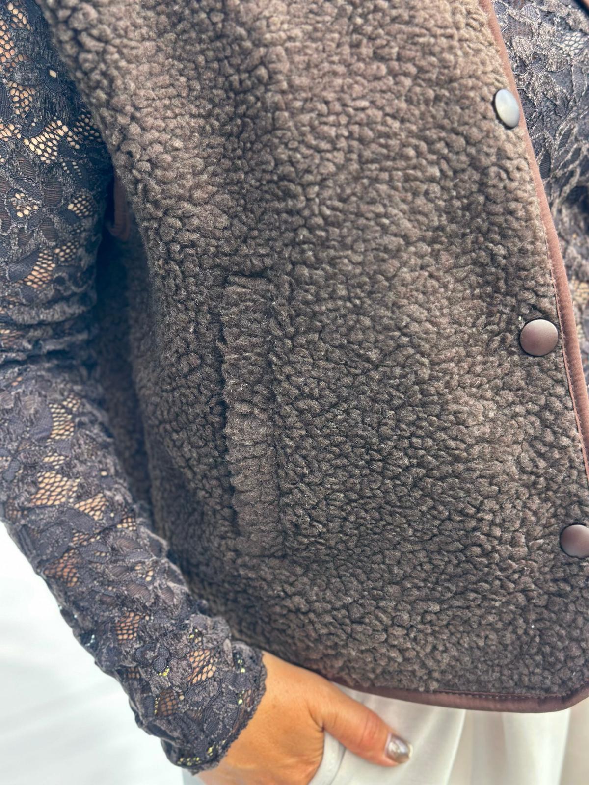 TEDDY LOVE – Kuschelige Teddy-Weste mit Druckknöpfen in Schoko