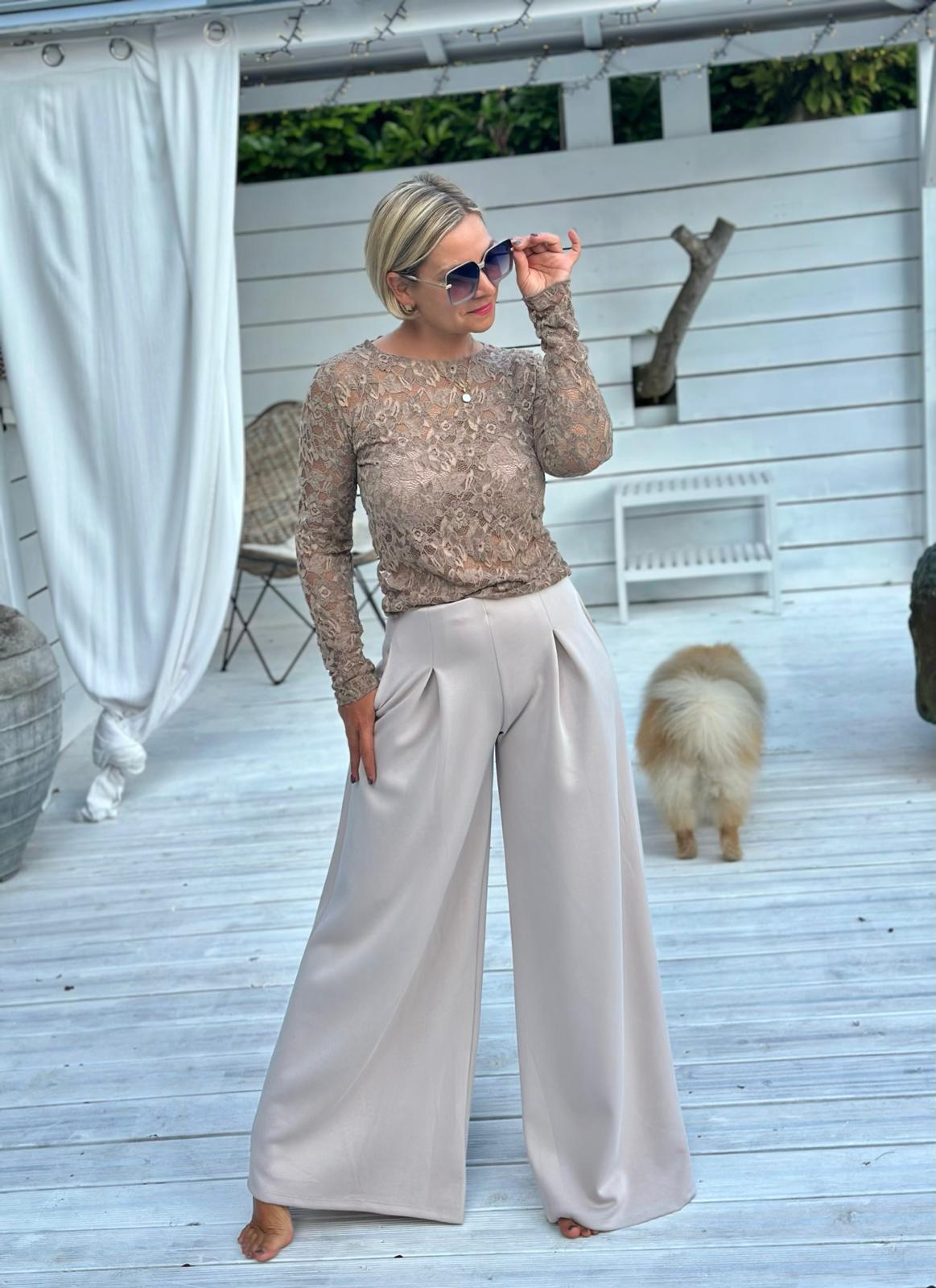 TAUPÈ LACE – Elegantes Langarmshirt mit floraler Spitze