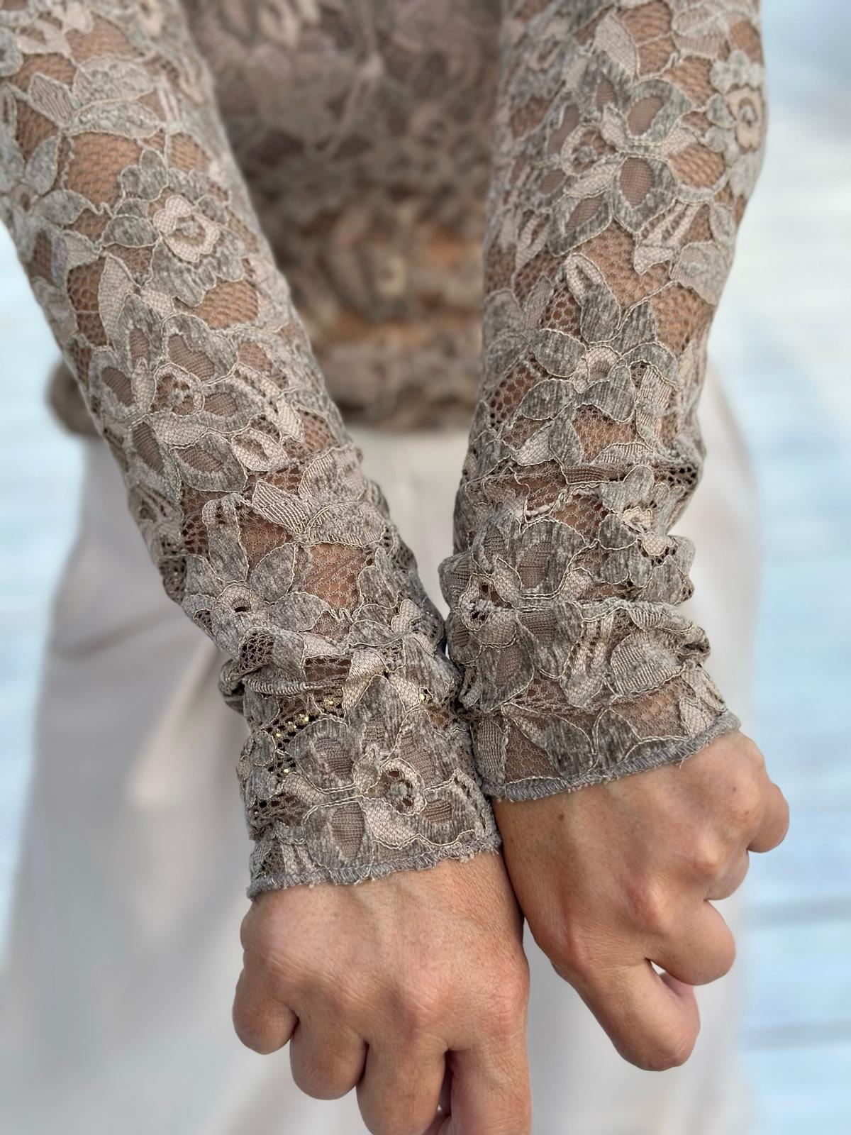 TAUPÈ LACE – Elegantes Langarmshirt mit floraler Spitze