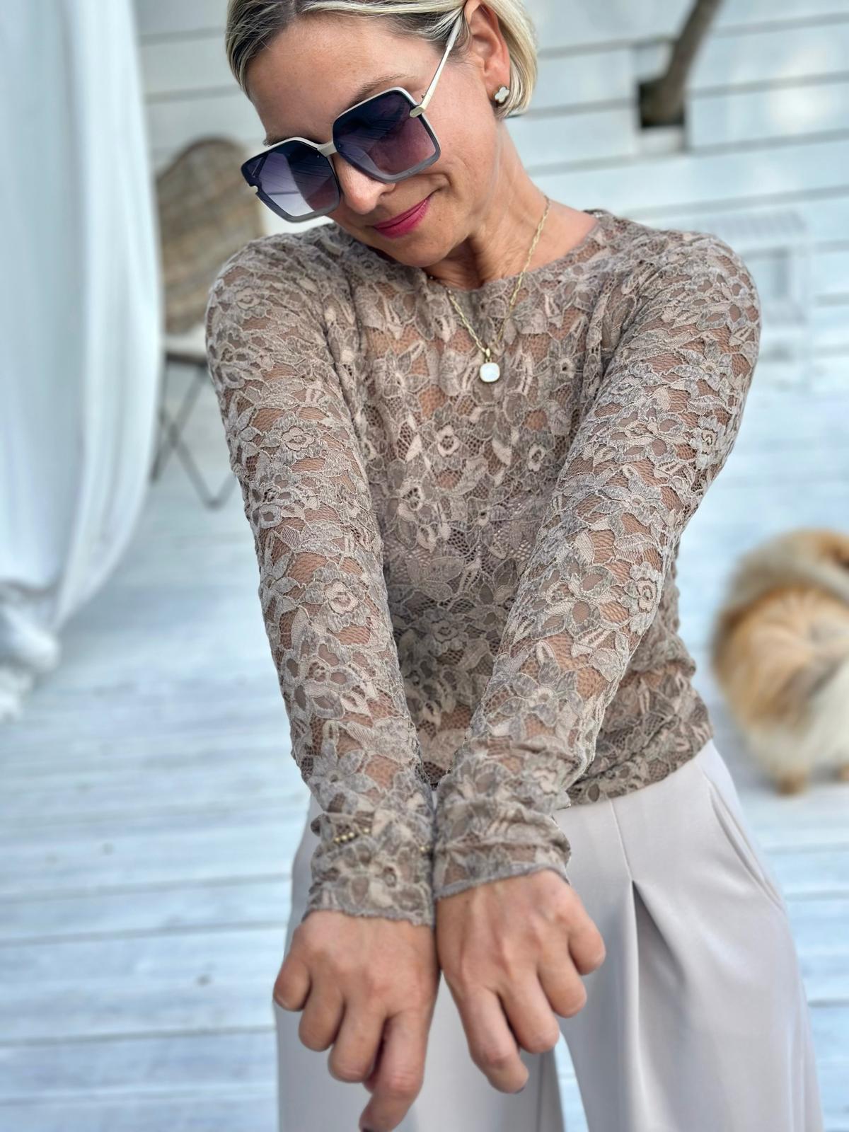 TAUPÈ LACE – Elegantes Langarmshirt mit floraler Spitze