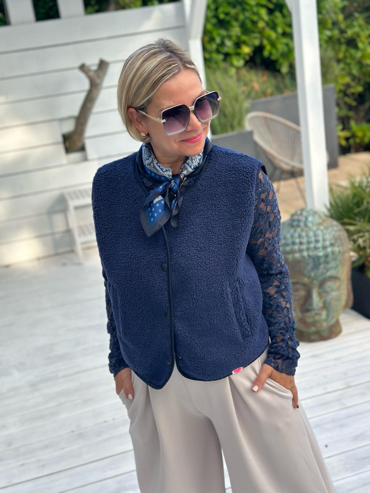 TEDDY LOVE – Kuschelige Teddy-Weste mit Druckknöpfen in Navy
