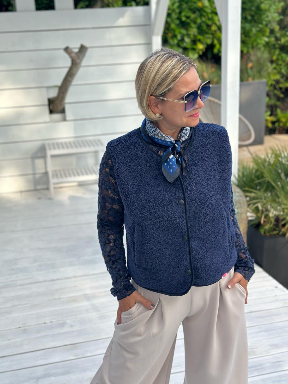 TEDDY LOVE – Kuschelige Teddy-Weste mit Druckknöpfen in Navy