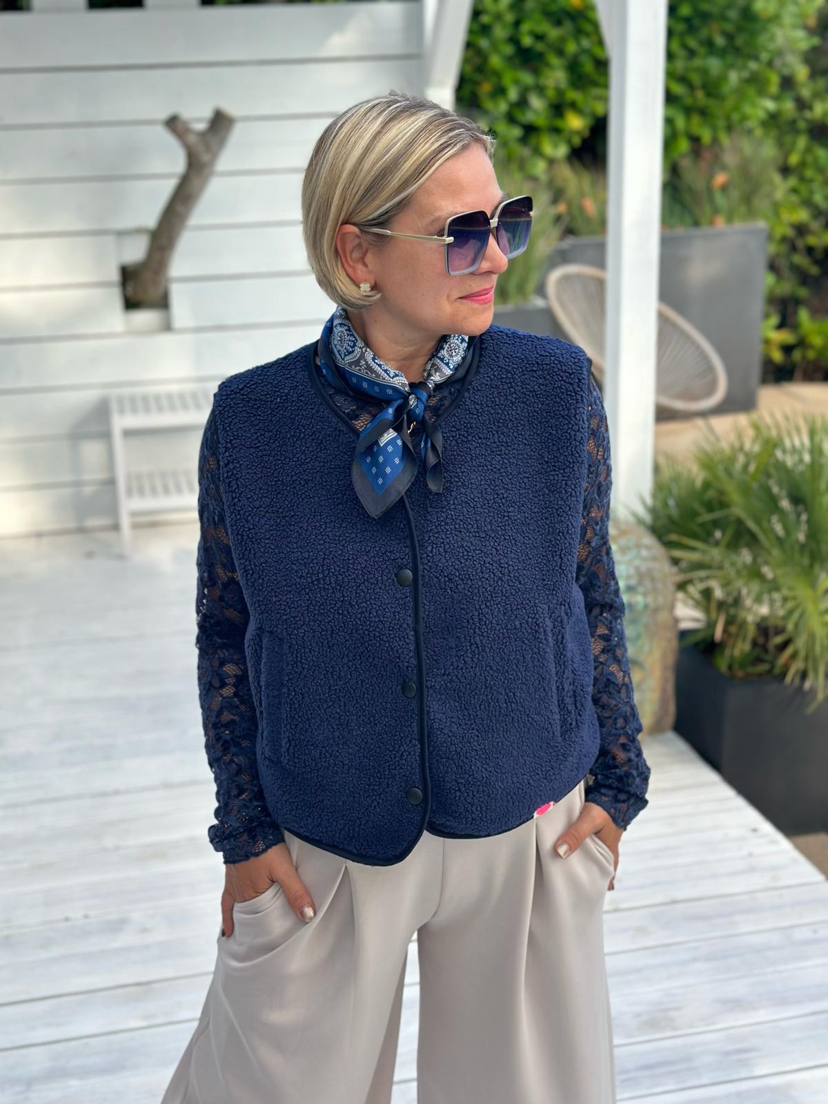 TEDDY LOVE – Kuschelige Teddy-Weste mit Druckknöpfen in Navy