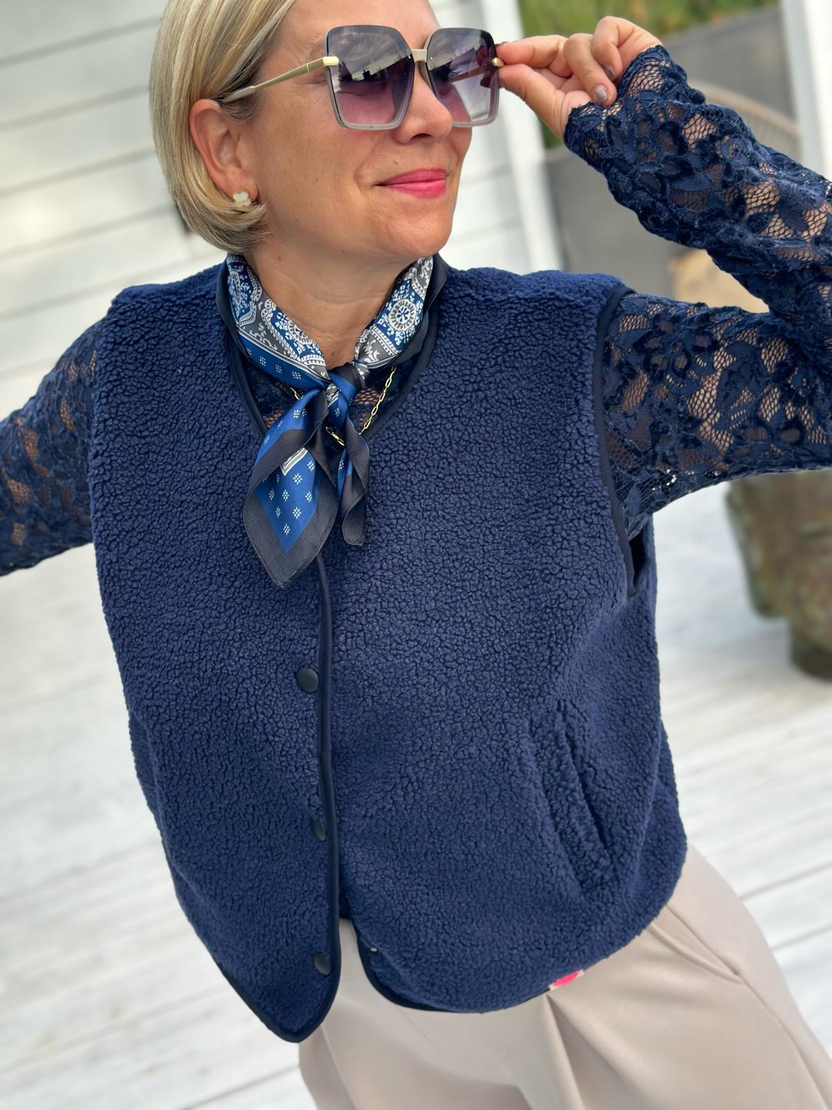 TEDDY LOVE – Kuschelige Teddy-Weste mit Druckknöpfen in Navy