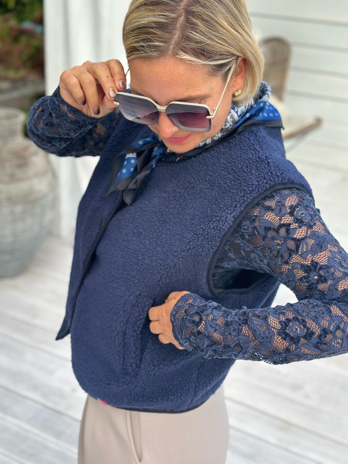 TEDDY LOVE – Kuschelige Teddy-Weste mit Druckknöpfen in Navy