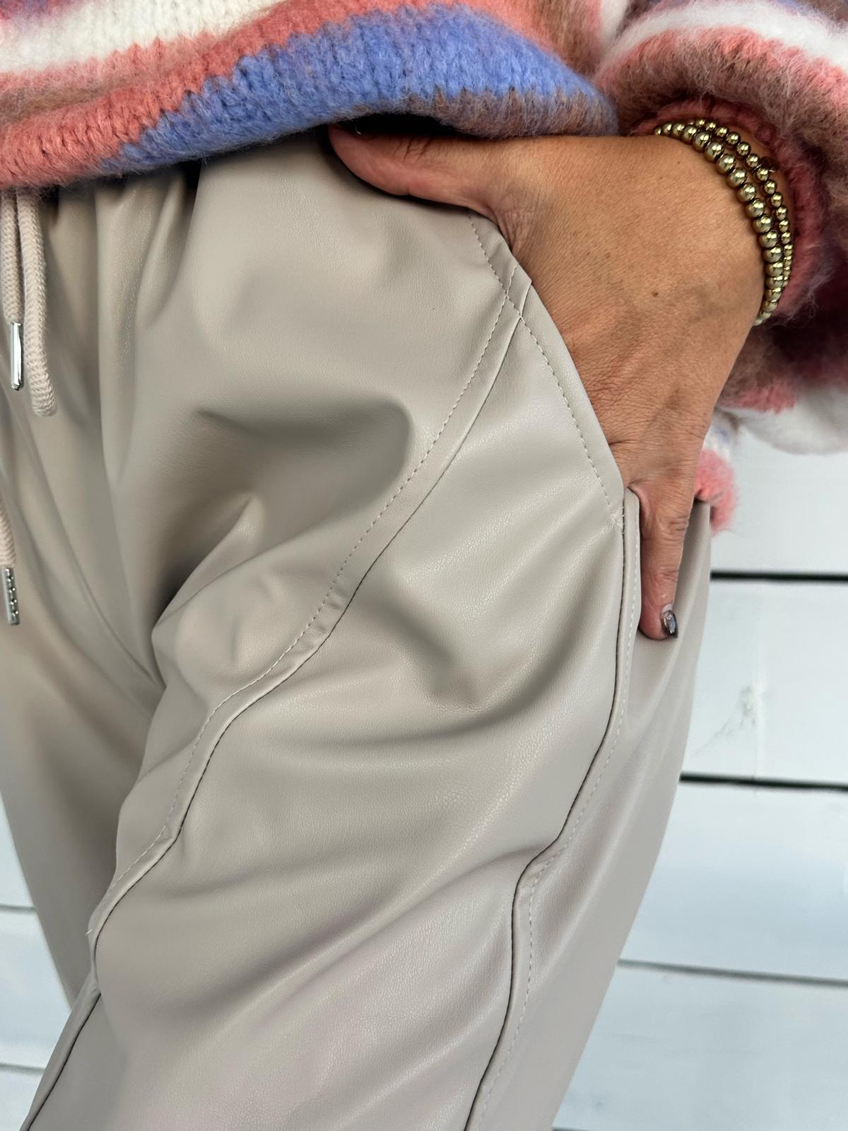 Faux Leather Wide Leg Hose mit Ziernähten – Creme Beige