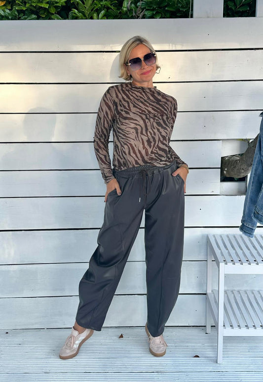 Faux Leather Wide Leg Hose mit Ziernähten – Dark Schoko