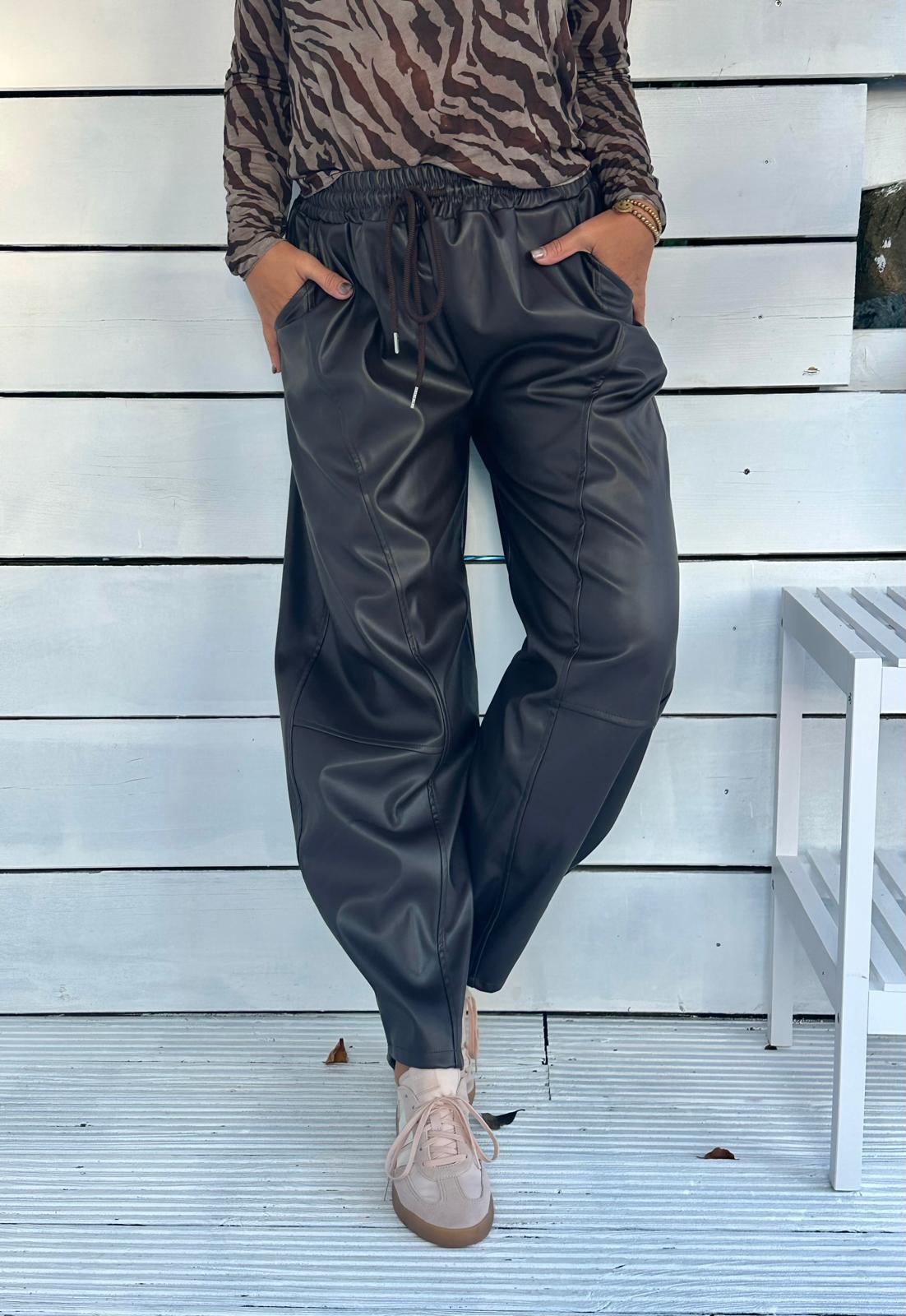 Faux Leather Wide Leg Hose mit Ziernähten – Dark Schoko
