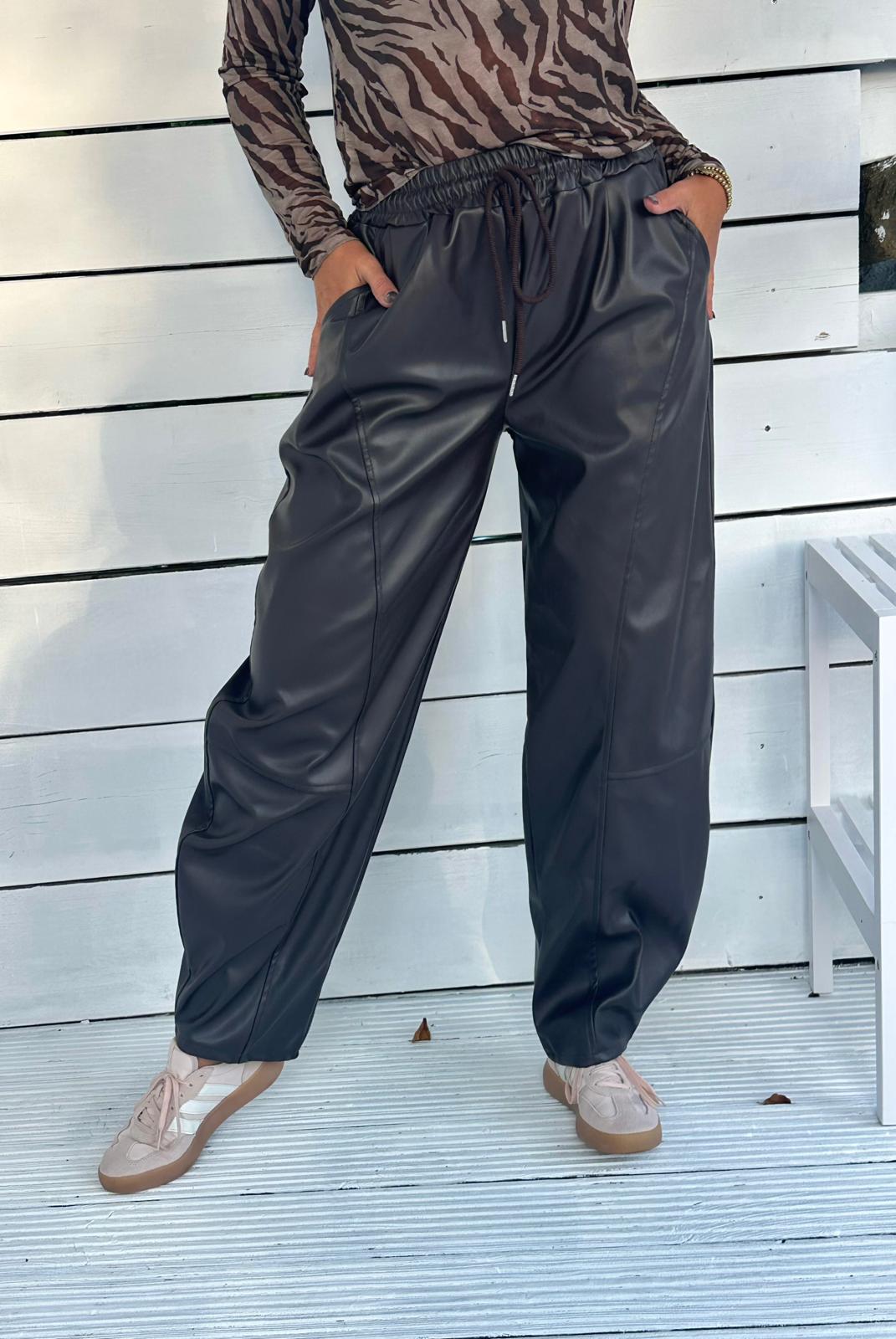 Faux Leather Wide Leg Hose mit Ziernähten – Dark Schoko