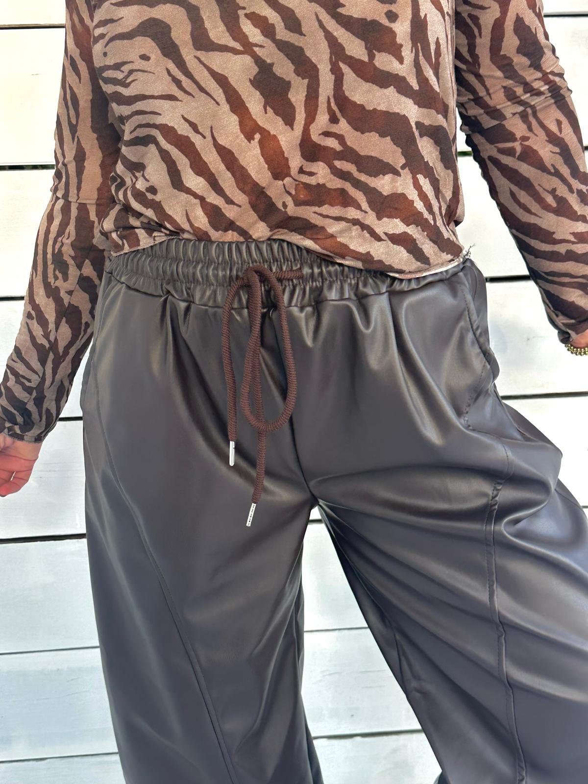 Faux Leather Wide Leg Hose mit Ziernähten – Dark Schoko
