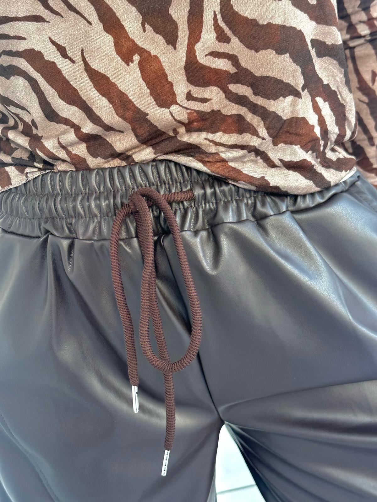 Faux Leather Wide Leg Hose mit Ziernähten – Dark Schoko