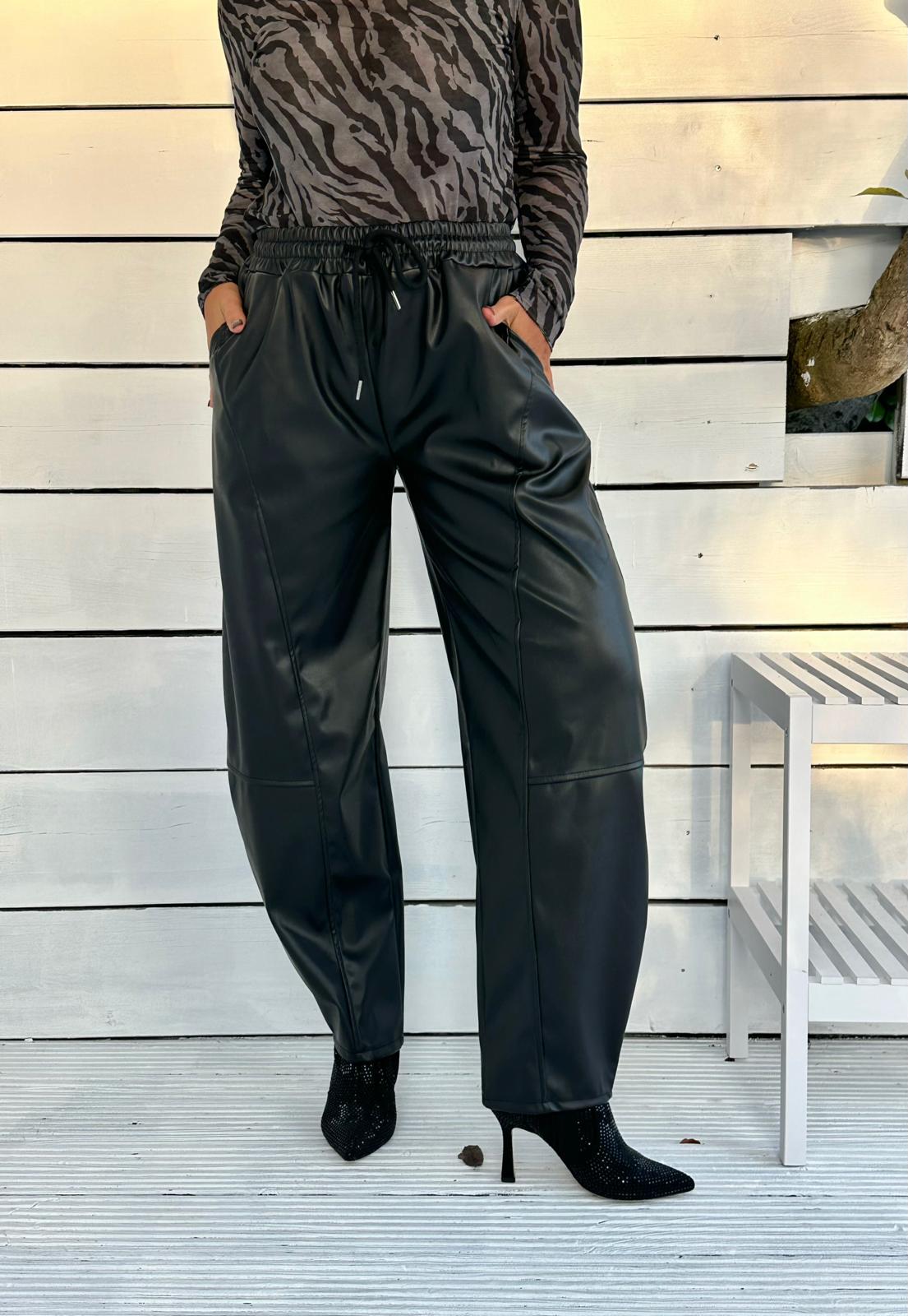 Faux Leather Wide Leg Hose mit Ziernähten – Classy Black
