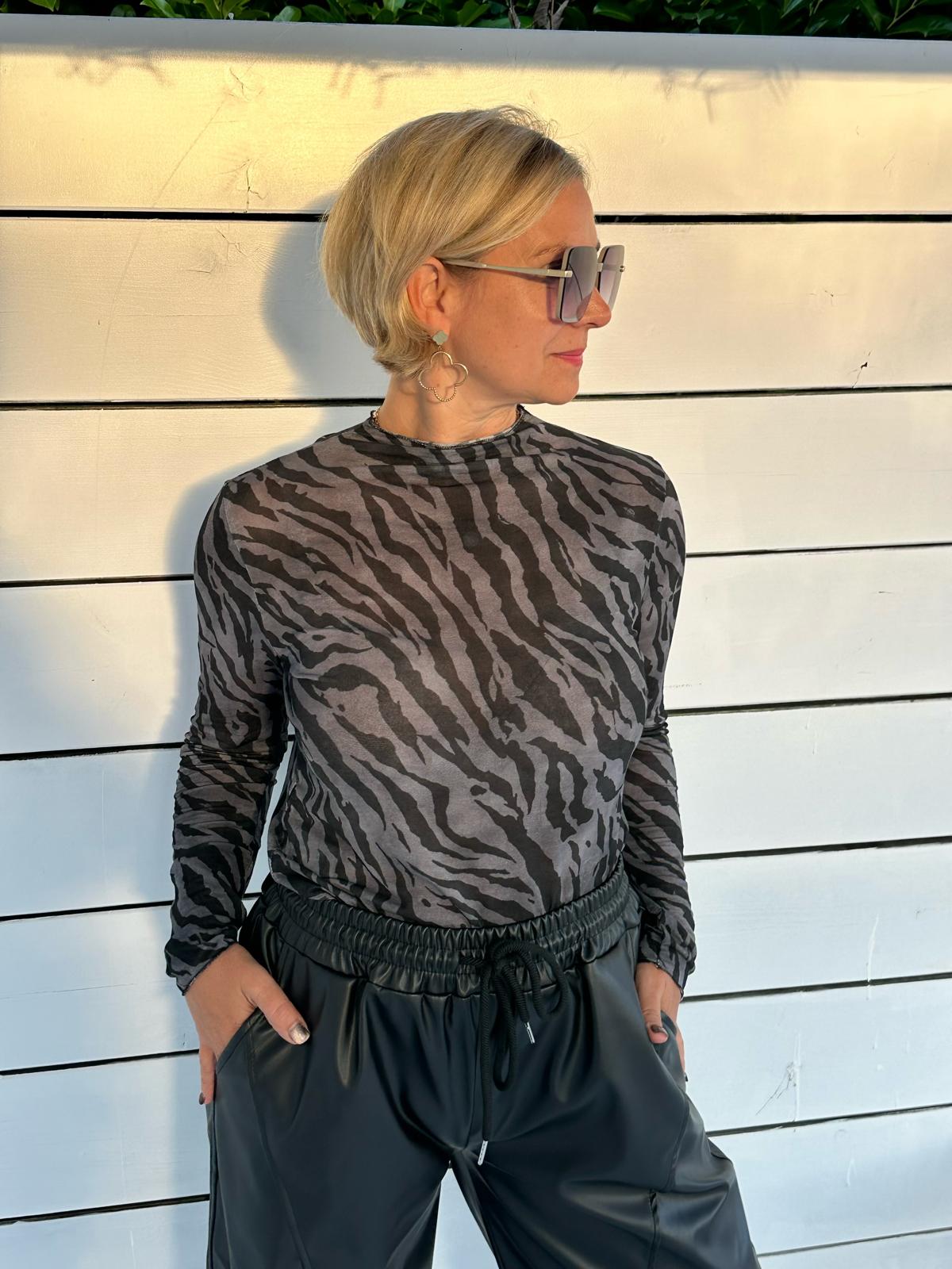 Mesh Longsleeve mit Zebra-Print & Stehkragen – Light Grey