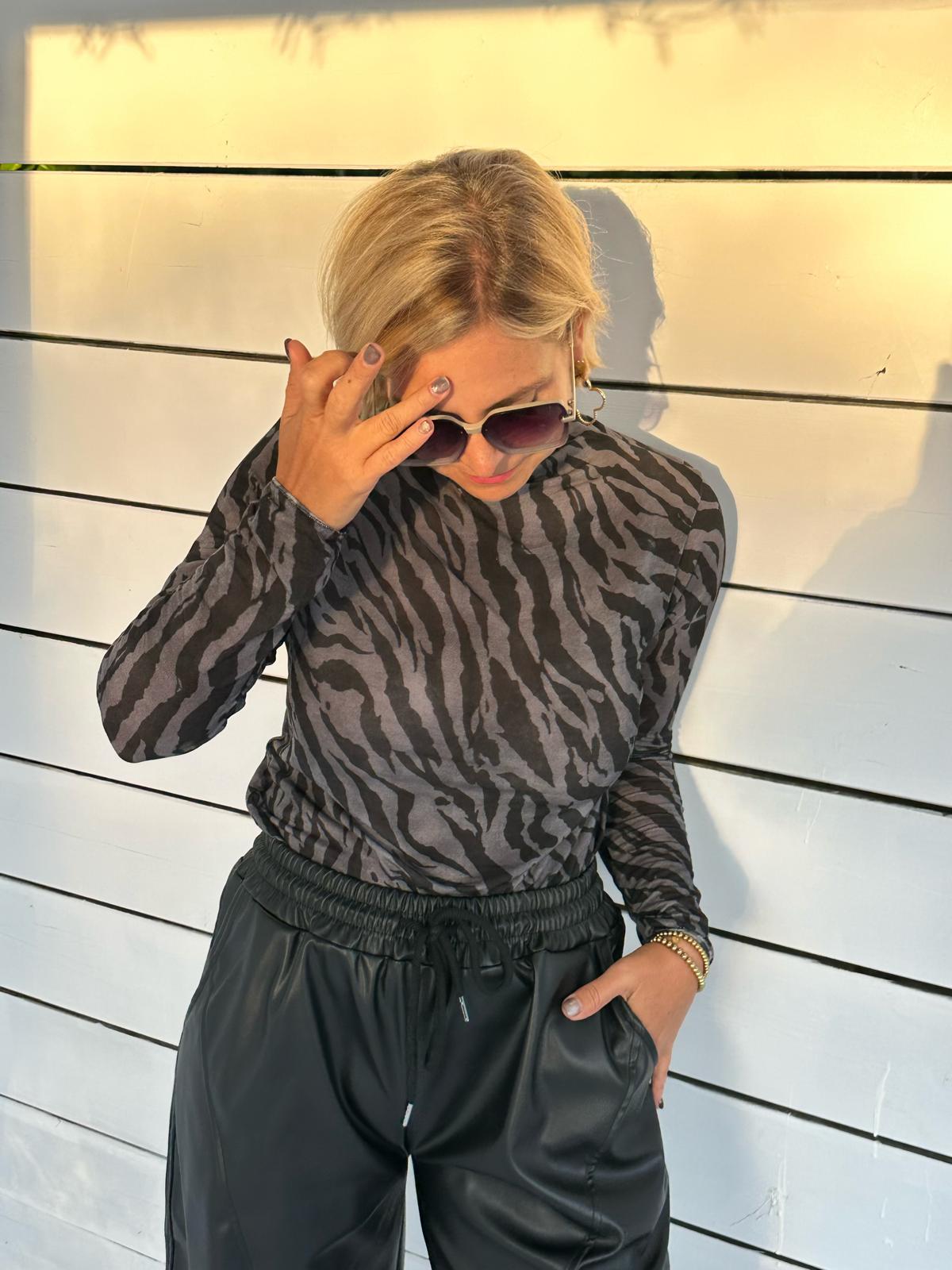 Mesh Longsleeve mit Zebra-Print & Stehkragen – Light Grey