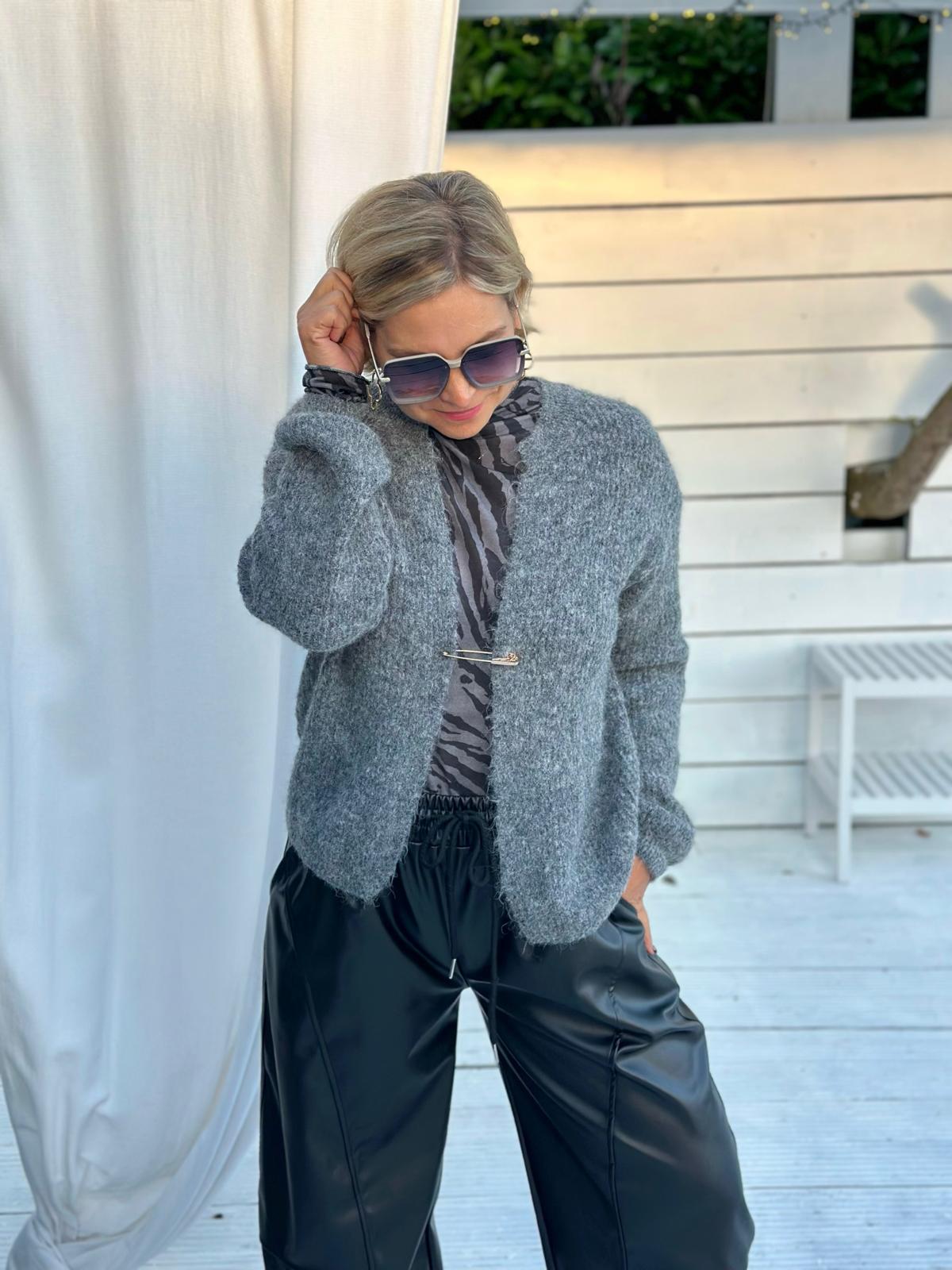 Cozy Strickjacke mit dekorativem Klammer-Verschluss – Grau