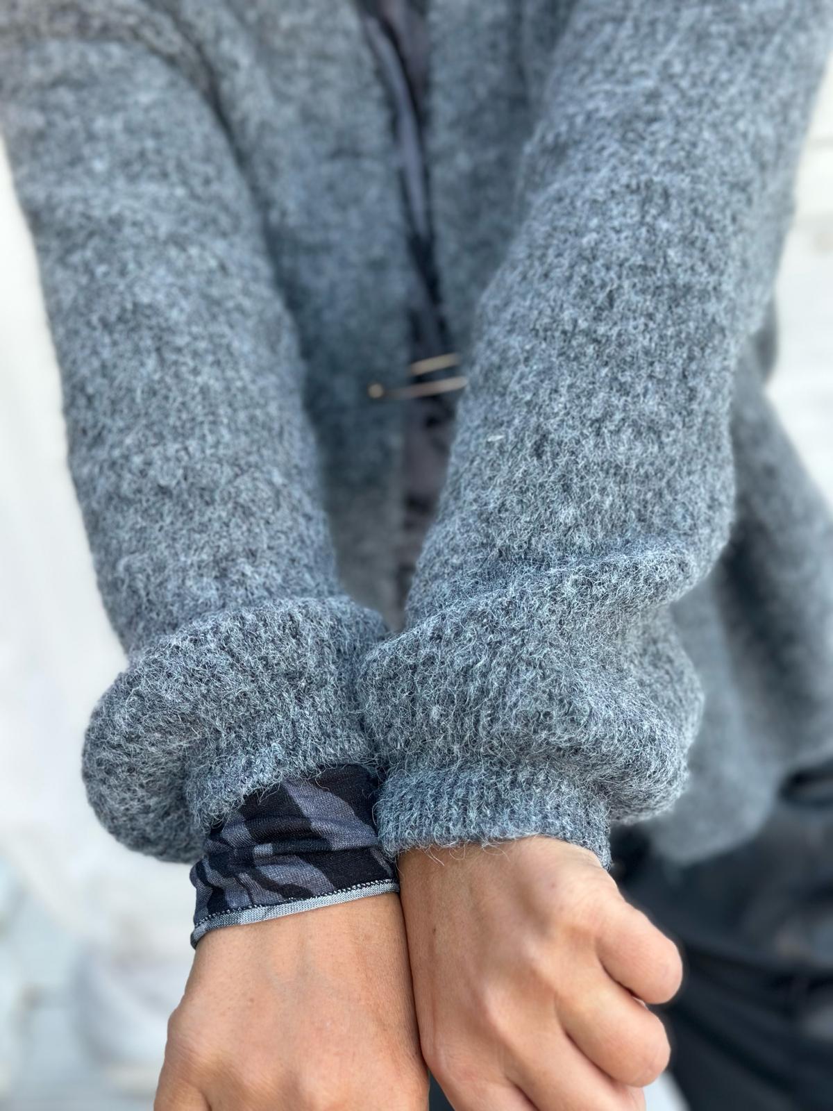 Cozy Strickjacke mit dekorativem Klammer-Verschluss – Grau